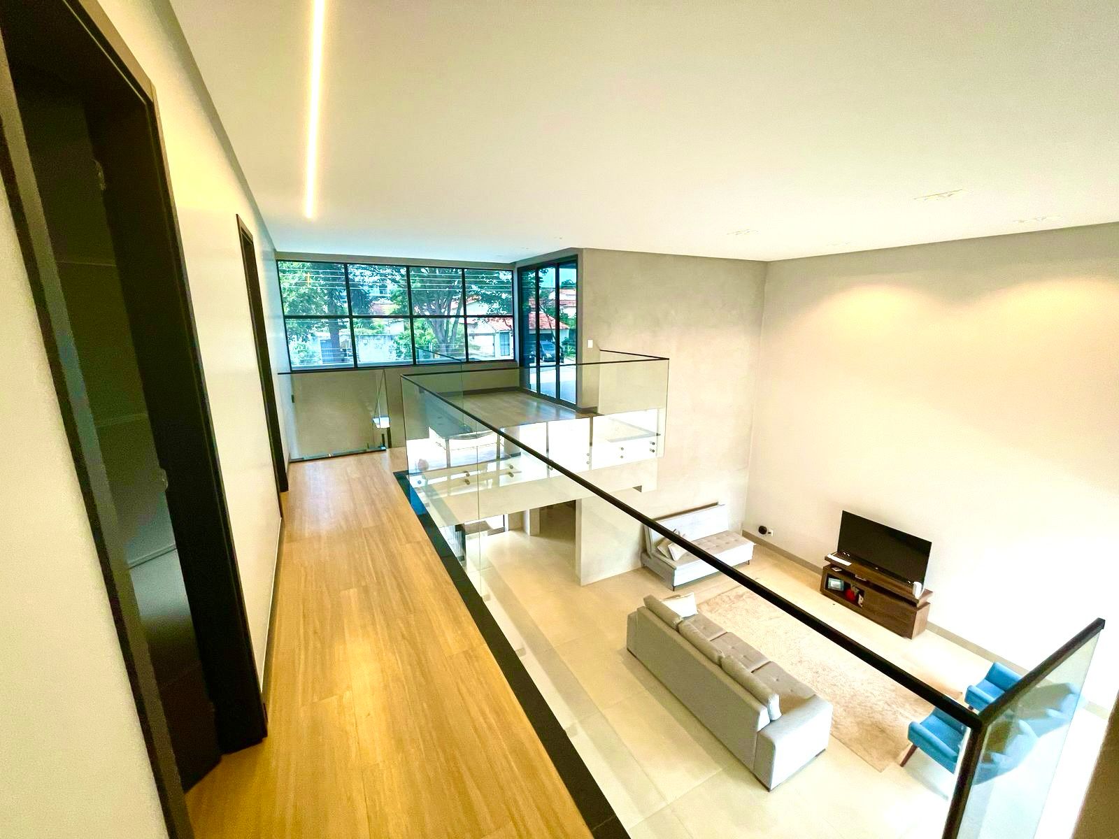 Residência única, projetada no estilo industrial contemporâneo, com ambientes amplos, integrados e um acabamento impecável. Tecnologia, conforto e sofisticação em cada detalhe! Lote de 450 m2 e área construída de 323 m2
