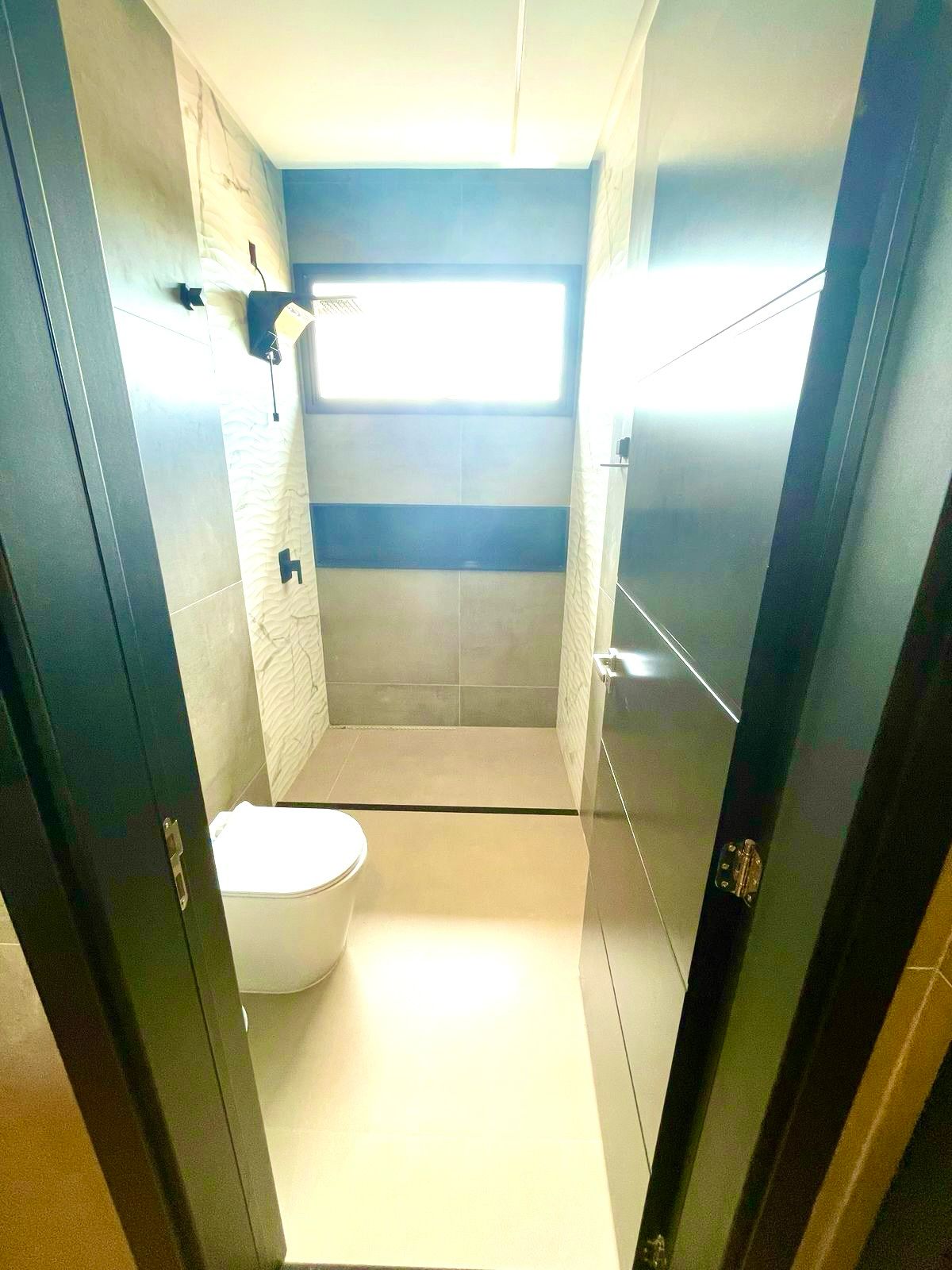 Residência única, projetada no estilo industrial contemporâneo, com ambientes amplos, integrados e um acabamento impecável. Tecnologia, conforto e sofisticação em cada detalhe! Lote de 450 m2 e área construída de 323 m2