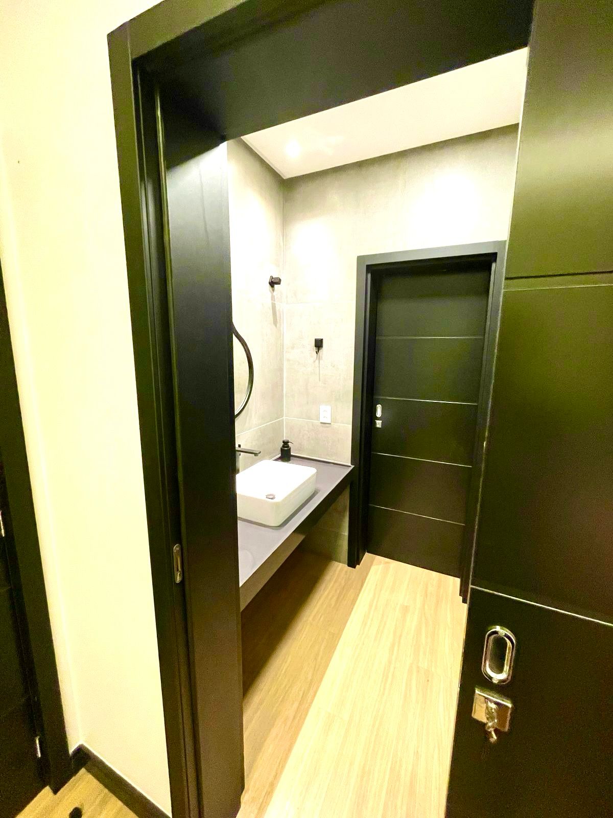 Residência única, projetada no estilo industrial contemporâneo, com ambientes amplos, integrados e um acabamento impecável. Tecnologia, conforto e sofisticação em cada detalhe! Lote de 450 m2 e área construída de 323 m2