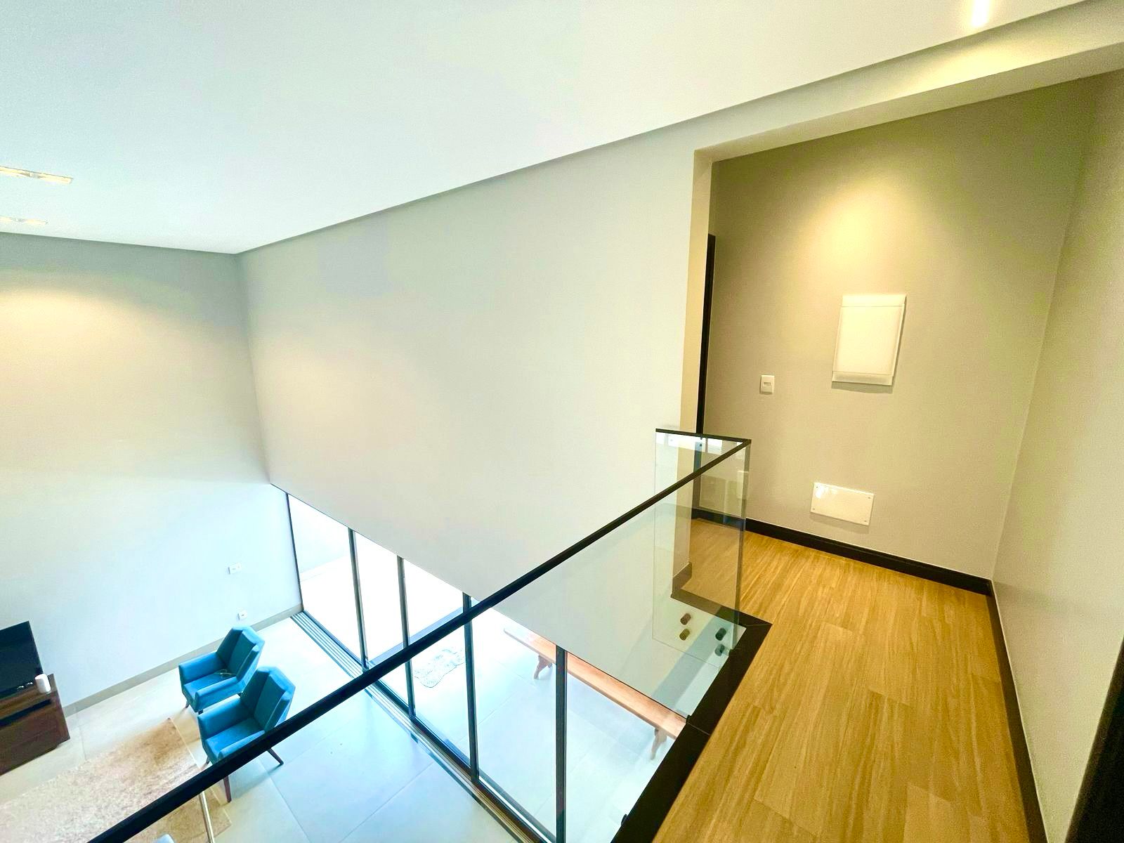 Residência única, projetada no estilo industrial contemporâneo, com ambientes amplos, integrados e um acabamento impecável. Tecnologia, conforto e sofisticação em cada detalhe! Lote de 450 m2 e área construída de 323 m2