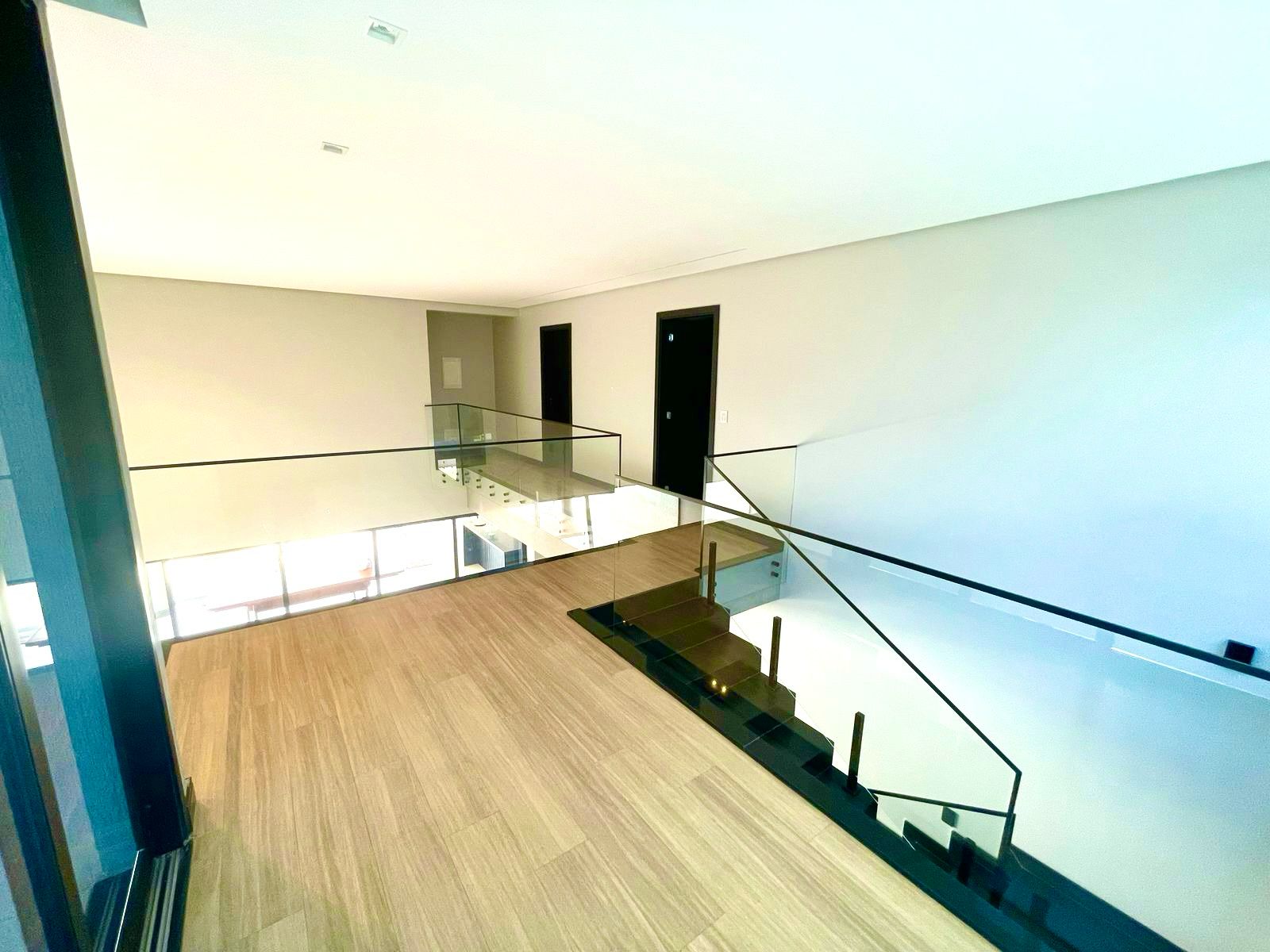 Residência única, projetada no estilo industrial contemporâneo, com ambientes amplos, integrados e um acabamento impecável. Tecnologia, conforto e sofisticação em cada detalhe! Lote de 450 m2 e área construída de 323 m2
