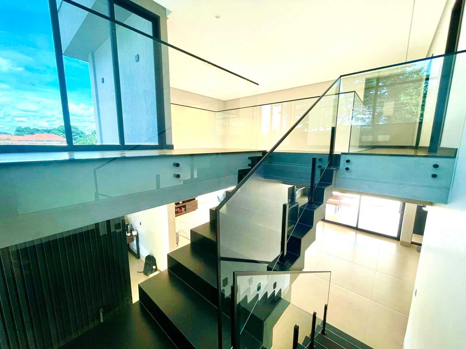 Residência única, projetada no estilo industrial contemporâneo, com ambientes amplos, integrados e um acabamento impecável. Tecnologia, conforto e sofisticação em cada detalhe! Lote de 450 m2 e área construída de 323 m2