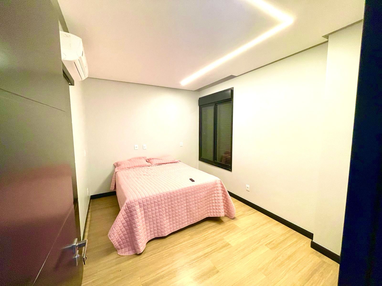 Residência única, projetada no estilo industrial contemporâneo, com ambientes amplos, integrados e um acabamento impecável. Tecnologia, conforto e sofisticação em cada detalhe! Lote de 450 m2 e área construída de 323 m2