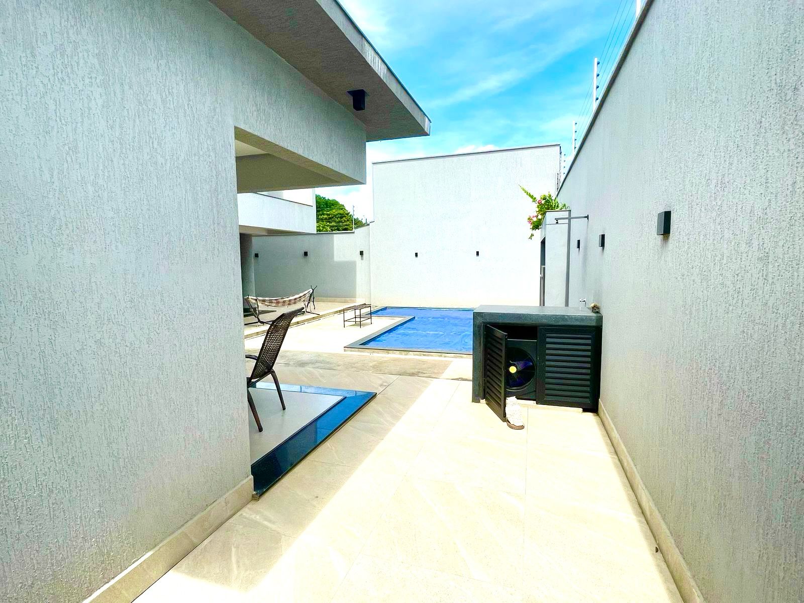 Residência única, projetada no estilo industrial contemporâneo, com ambientes amplos, integrados e um acabamento impecável. Tecnologia, conforto e sofisticação em cada detalhe! Lote de 450 m2 e área construída de 323 m2