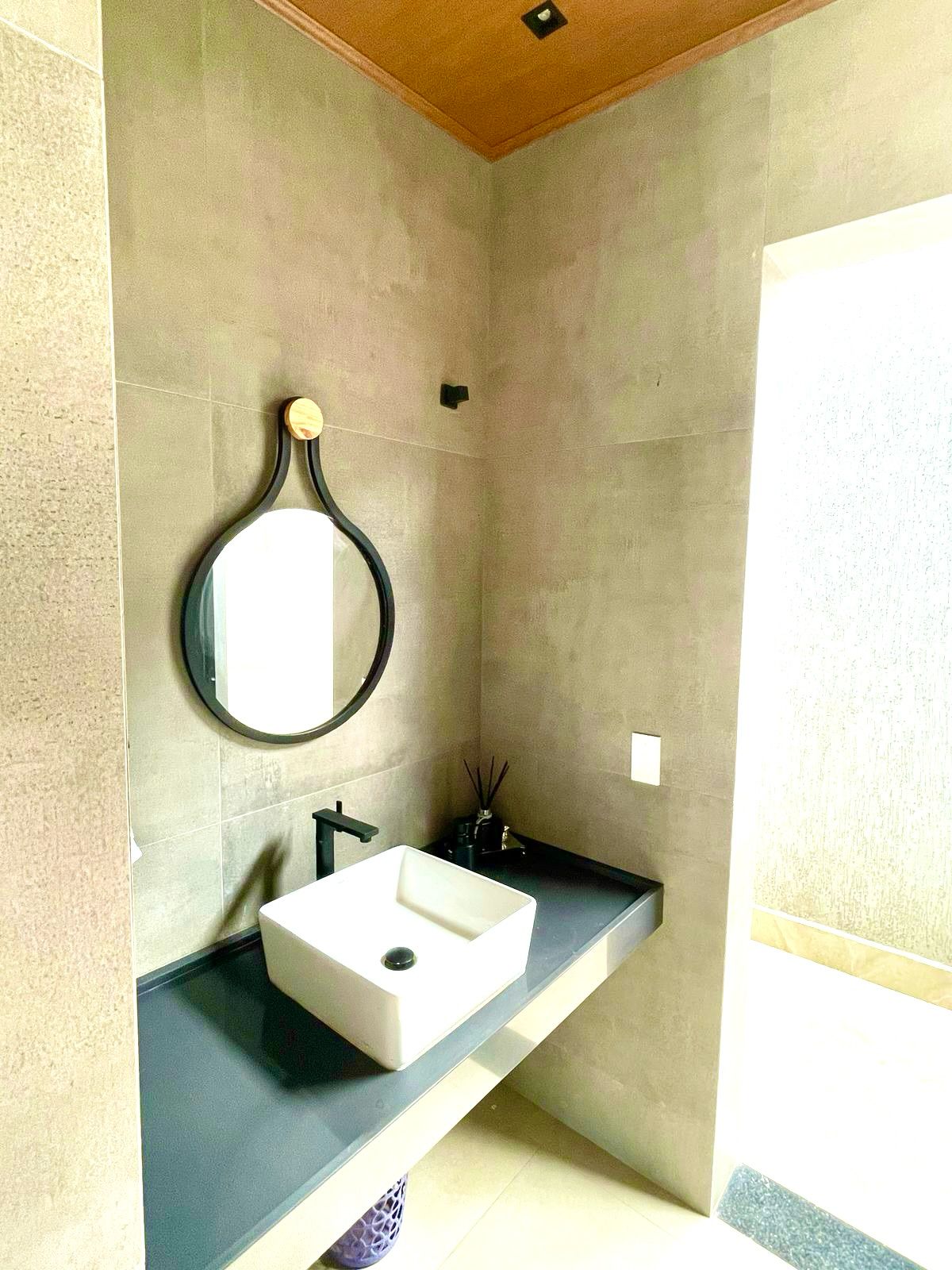 Residência única, projetada no estilo industrial contemporâneo, com ambientes amplos, integrados e um acabamento impecável. Tecnologia, conforto e sofisticação em cada detalhe! Lote de 450 m2 e área construída de 323 m2