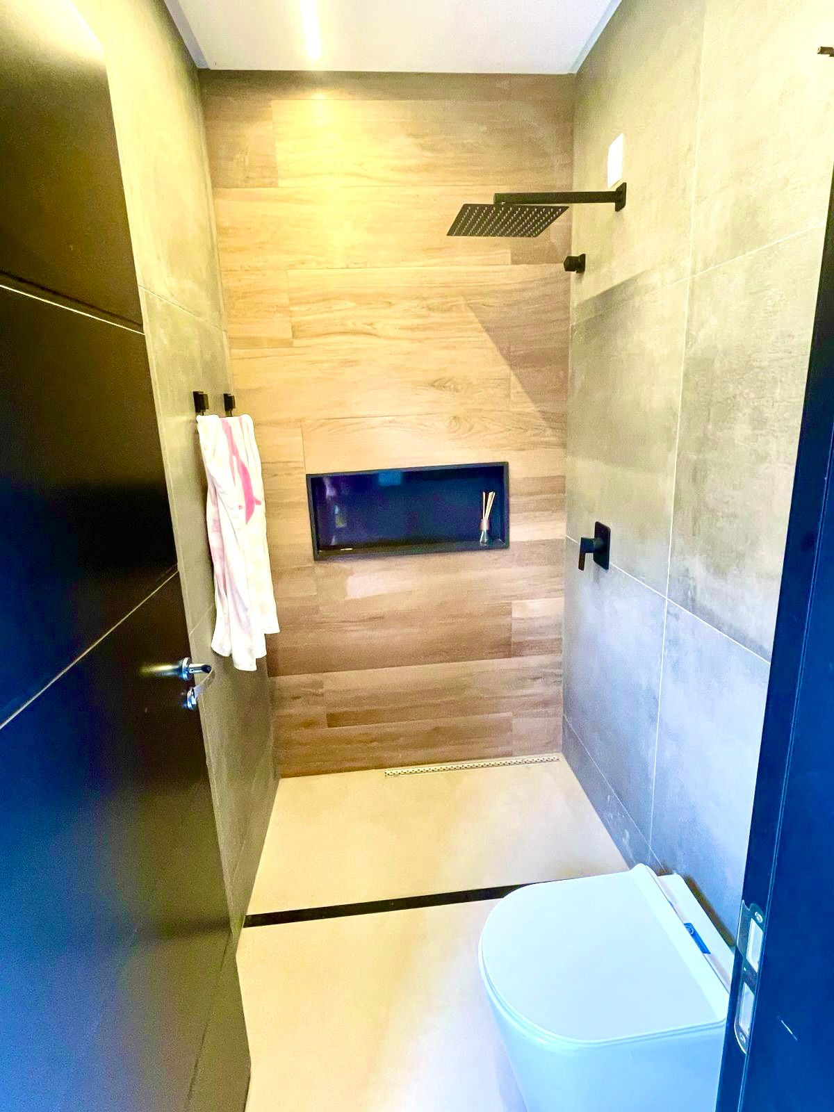 Residência única, projetada no estilo industrial contemporâneo, com ambientes amplos, integrados e um acabamento impecável. Tecnologia, conforto e sofisticação em cada detalhe! Lote de 450 m2 e área construída de 323 m2
