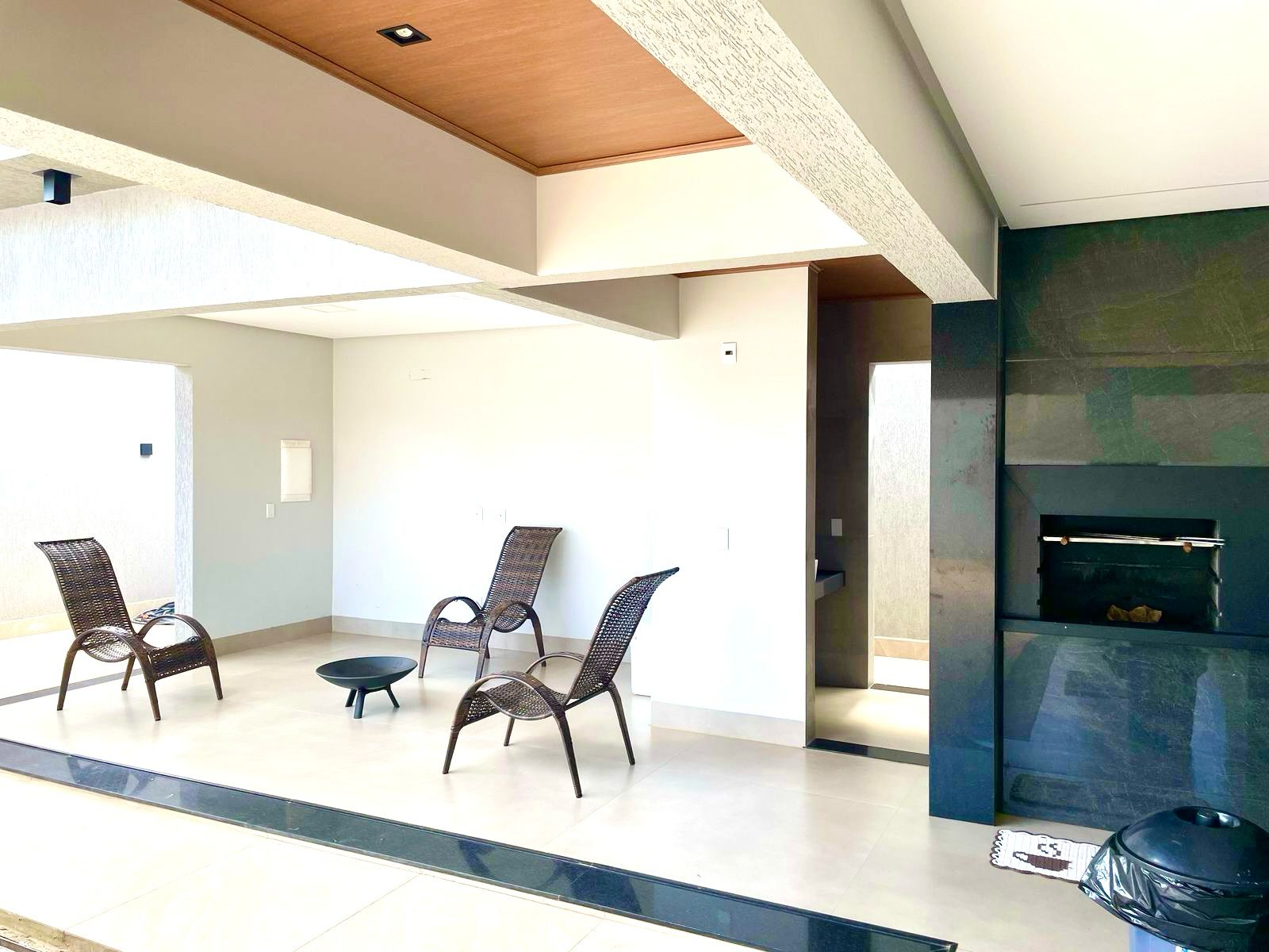 Residência única, projetada no estilo industrial contemporâneo, com ambientes amplos, integrados e um acabamento impecável. Tecnologia, conforto e sofisticação em cada detalhe! Lote de 450 m2 e área construída de 323 m2
