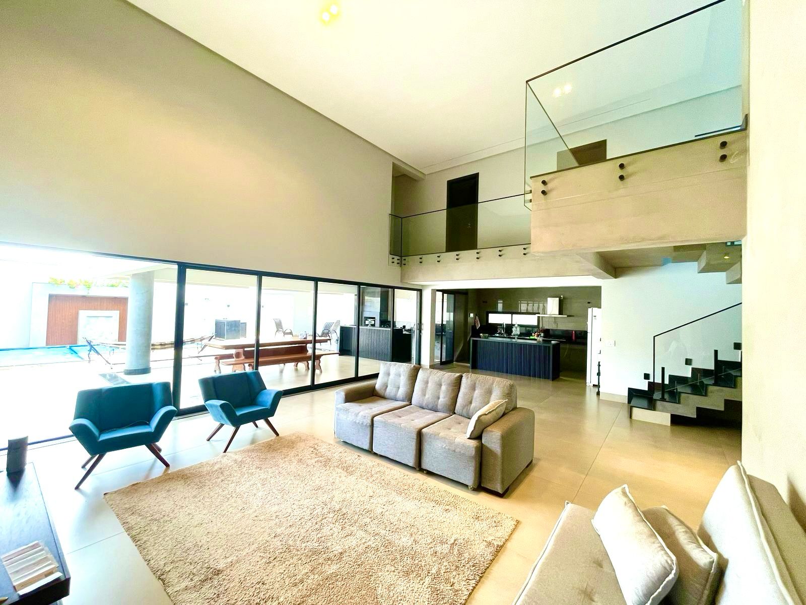 Residência única, projetada no estilo industrial contemporâneo, com ambientes amplos, integrados e um acabamento impecável. Tecnologia, conforto e sofisticação em cada detalhe! Lote de 450 m2 e área construída de 323 m2