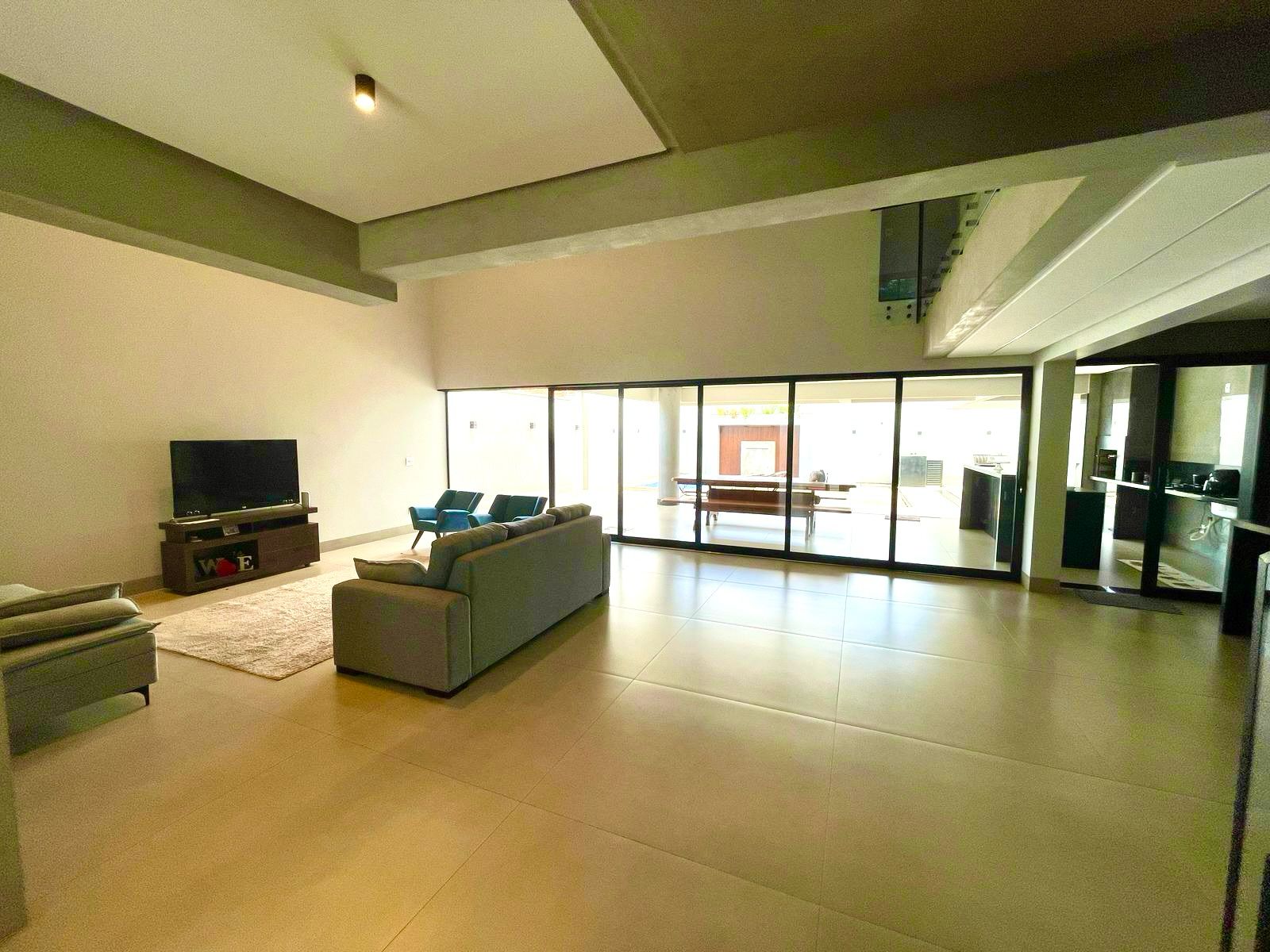 Residência única, projetada no estilo industrial contemporâneo, com ambientes amplos, integrados e um acabamento impecável. Tecnologia, conforto e sofisticação em cada detalhe! Lote de 450 m2 e área construída de 323 m2