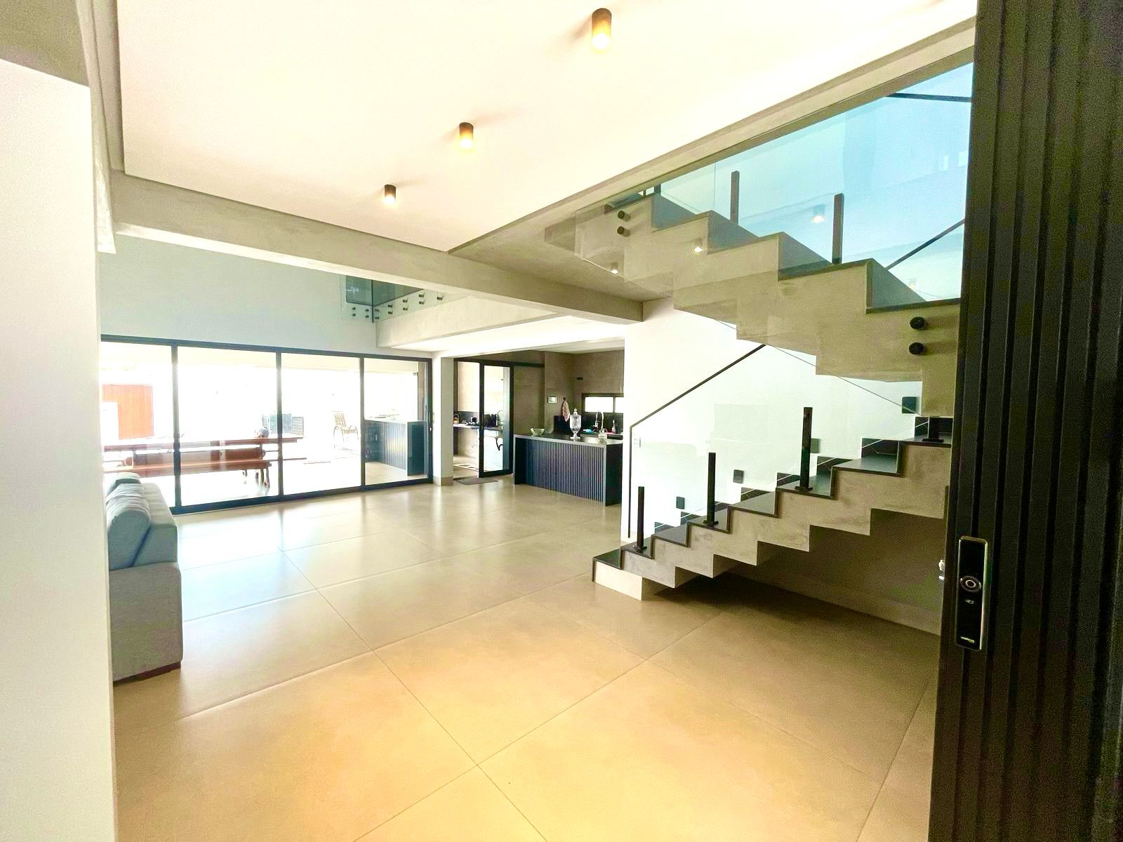 Residência única, projetada no estilo industrial contemporâneo, com ambientes amplos, integrados e um acabamento impecável. Tecnologia, conforto e sofisticação em cada detalhe! Lote de 450 m2 e área construída de 323 m2
