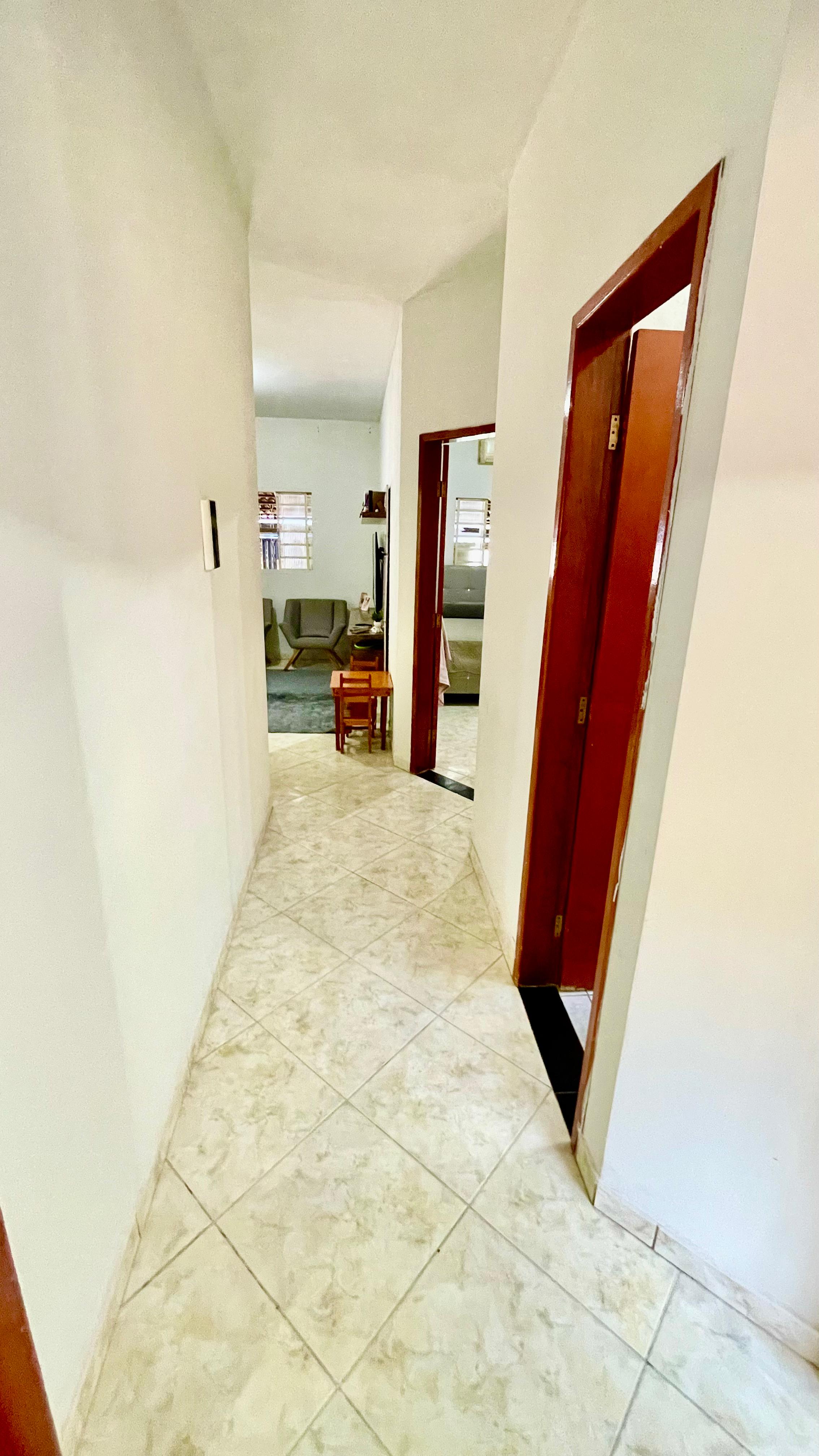 Ampla casa à venda ao lado do Terminal Recanto do Bosque — Goiânia-GO