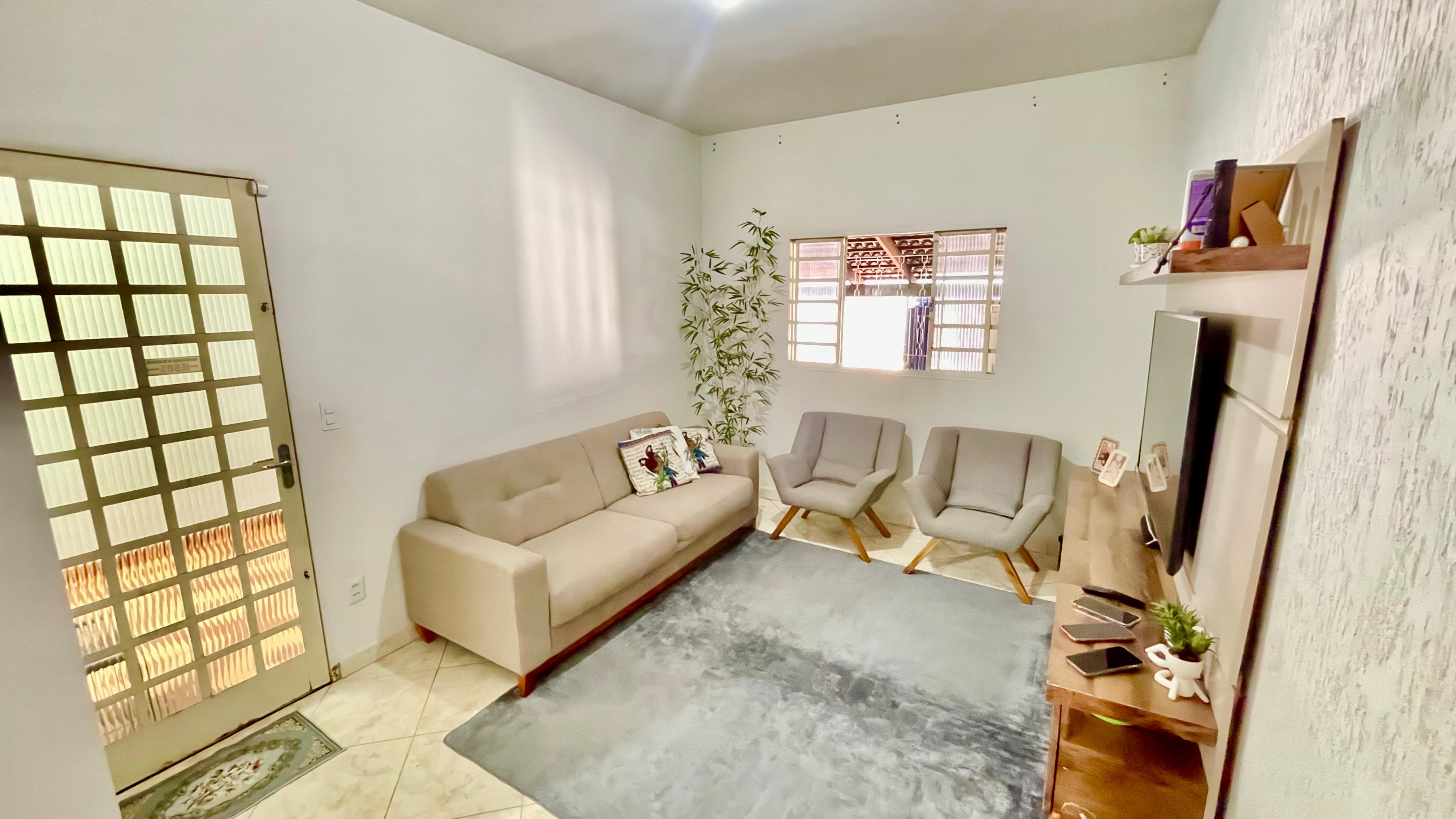 Ampla casa à venda ao lado do Terminal Recanto do Bosque — Goiânia-GO