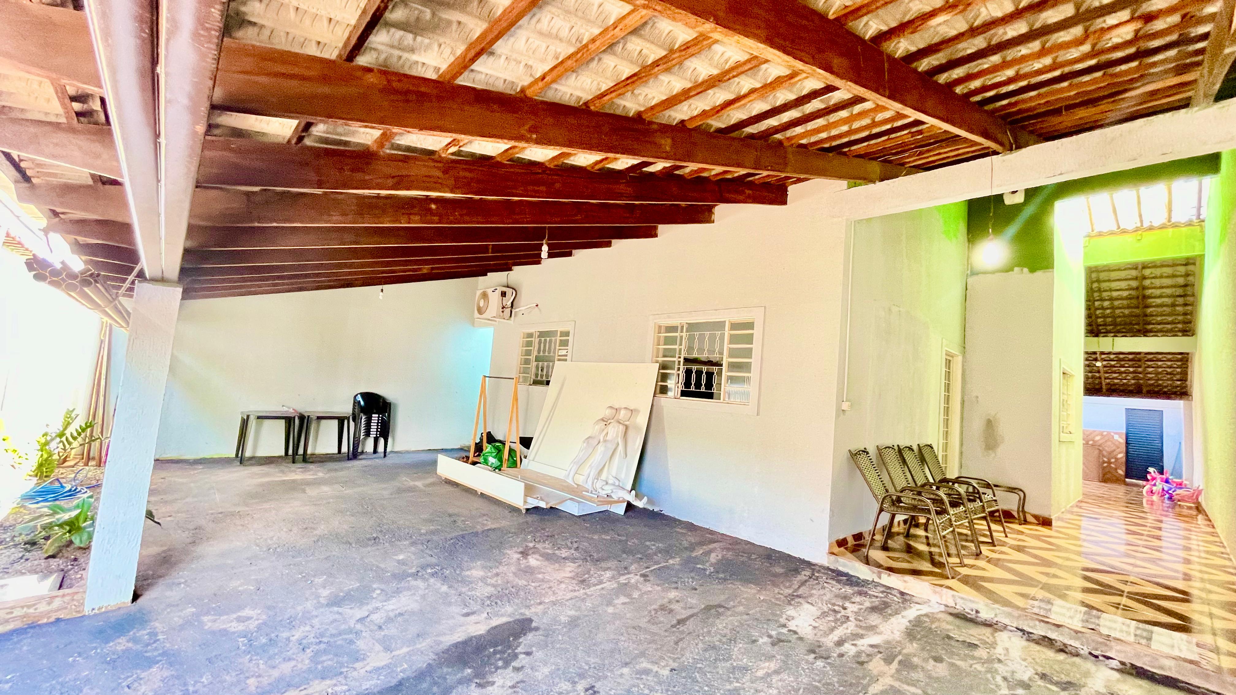 Ampla casa à venda ao lado do Terminal Recanto do Bosque — Goiânia-GO