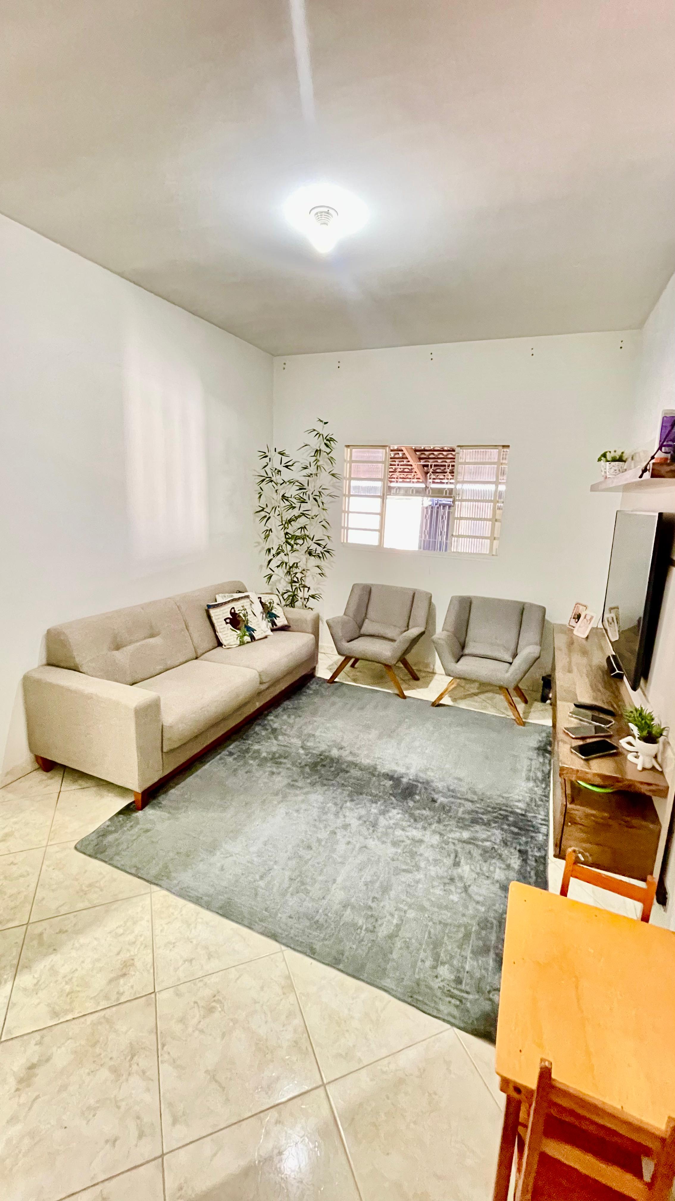 Ampla casa à venda ao lado do Terminal Recanto do Bosque — Goiânia-GO