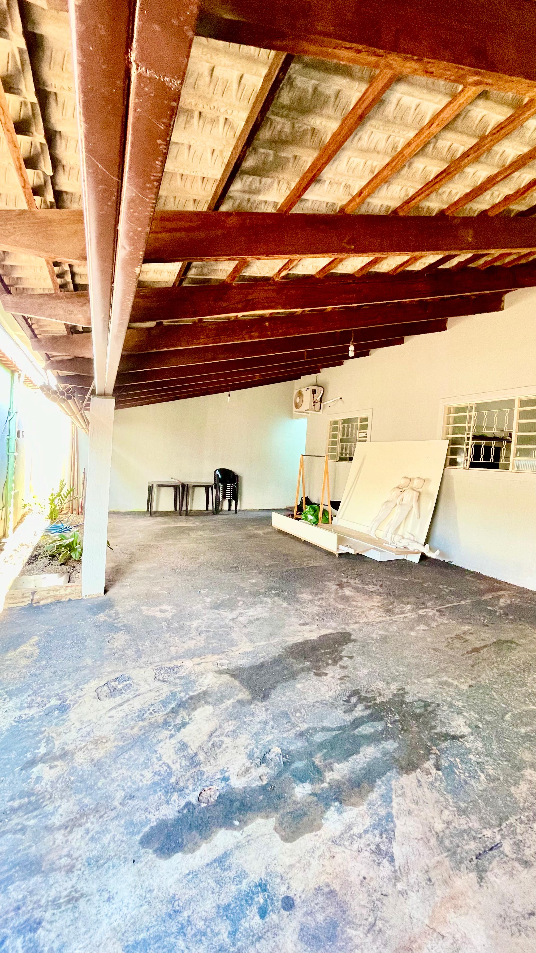 Ampla casa à venda ao lado do Terminal Recanto do Bosque — Goiânia-GO