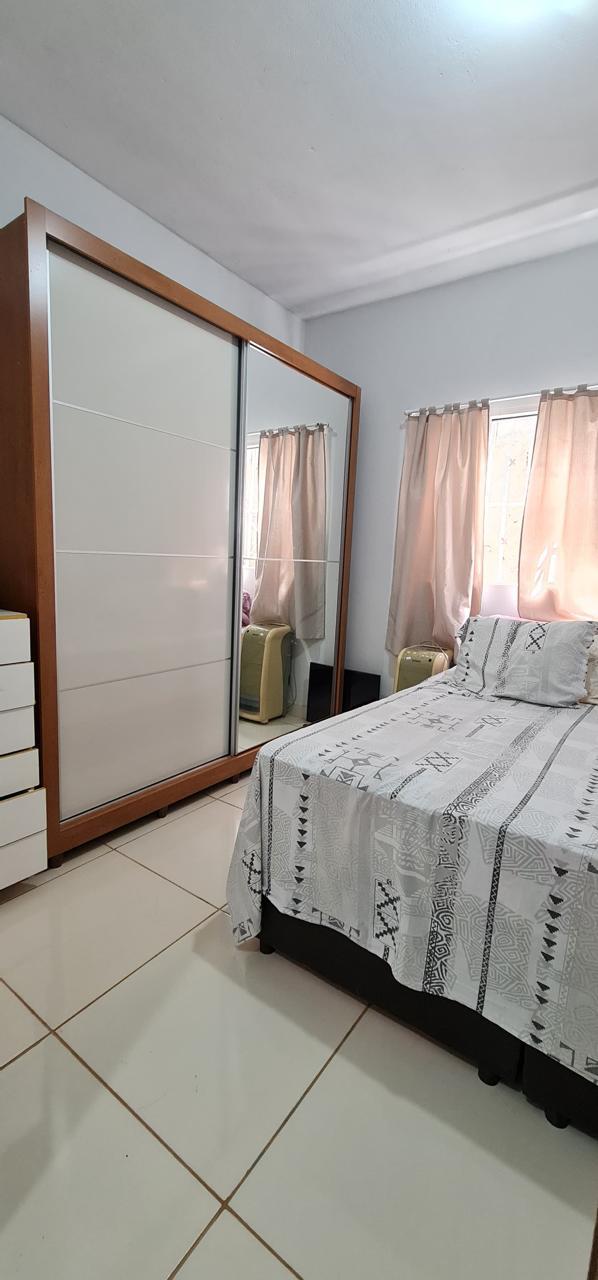 Este imóvel encantador oferece um lote generoso de 300 metros quadrados!