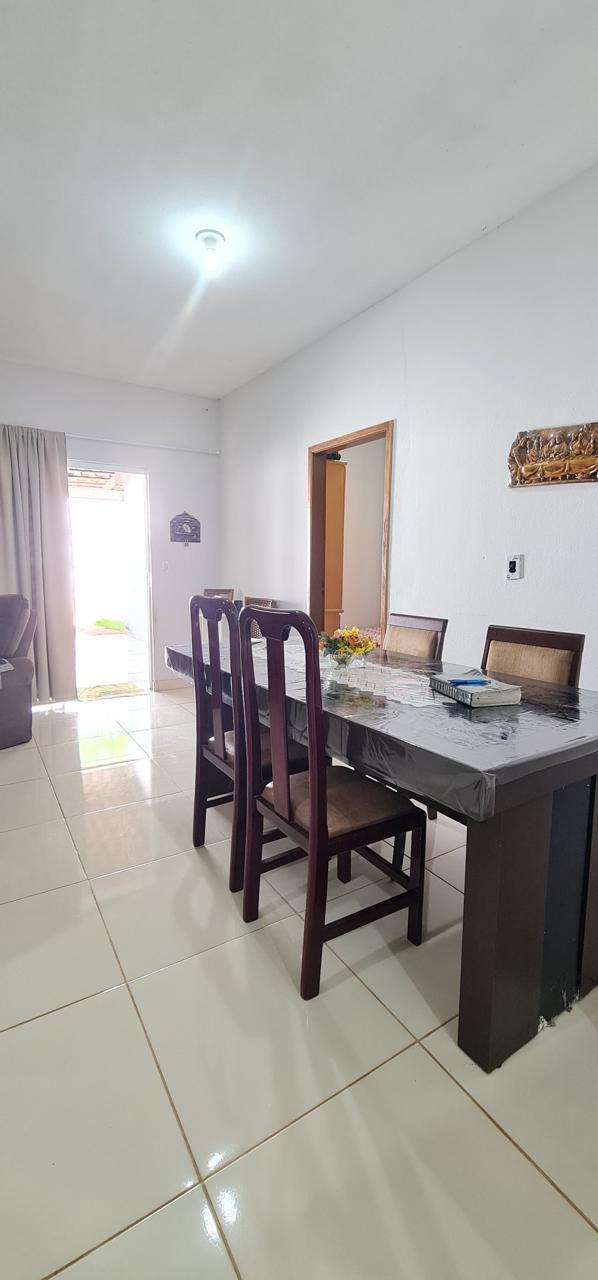 Este imóvel encantador oferece um lote generoso de 300 metros quadrados!