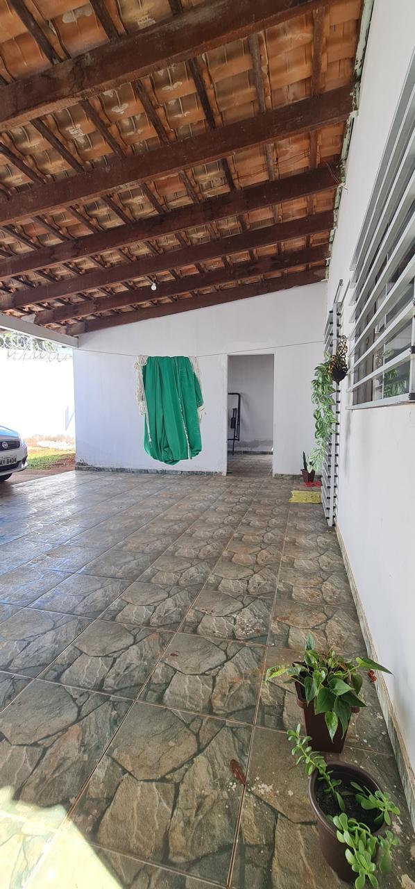 Este imóvel encantador oferece um lote generoso de 300 metros quadrados!