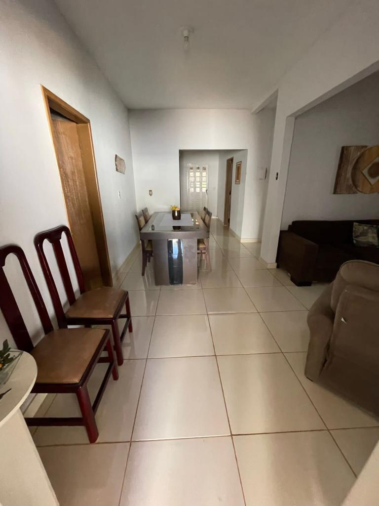 Este imóvel encantador oferece um lote generoso de 300 metros quadrados!