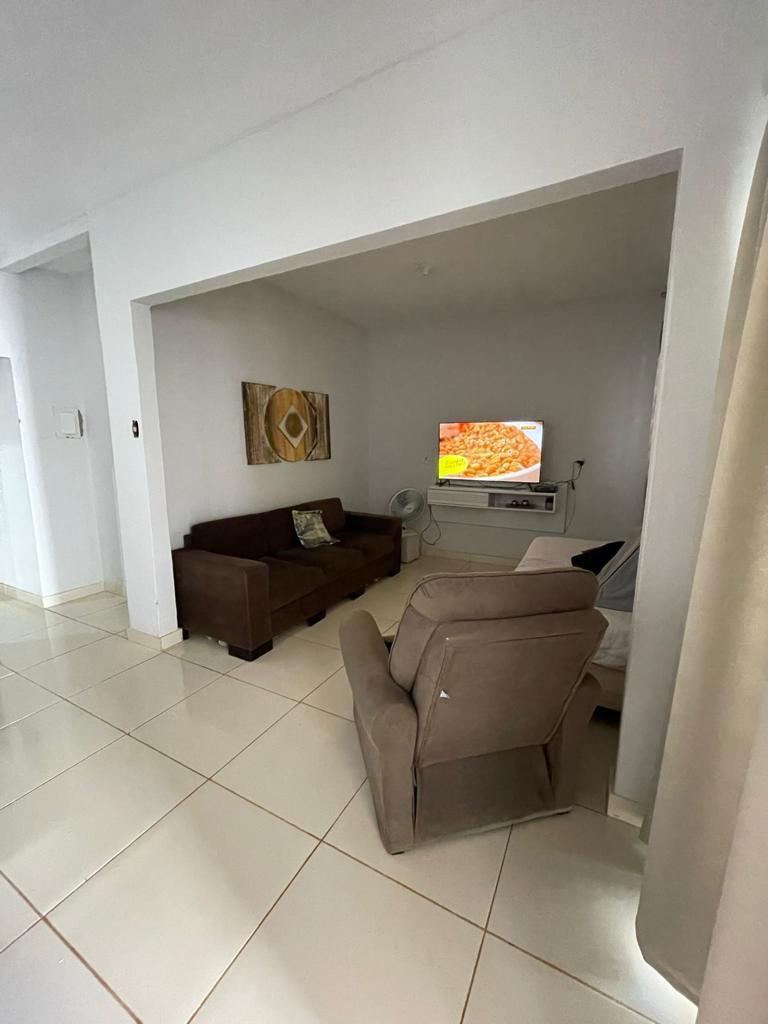 Este imóvel encantador oferece um lote generoso de 300 metros quadrados!