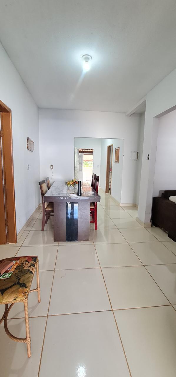 Este imóvel encantador oferece um lote generoso de 300 metros quadrados!