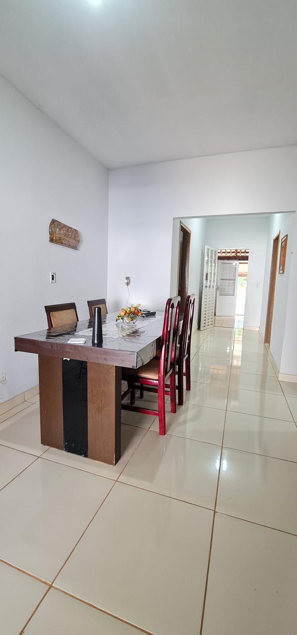 Este imóvel encantador oferece um lote generoso de 300 metros quadrados!