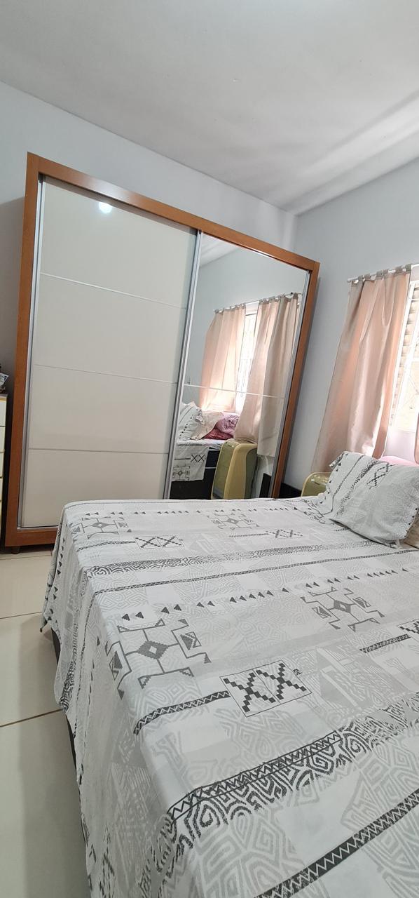 Este imóvel encantador oferece um lote generoso de 300 metros quadrados!