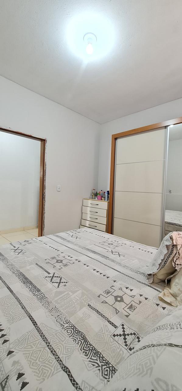 Este imóvel encantador oferece um lote generoso de 300 metros quadrados!