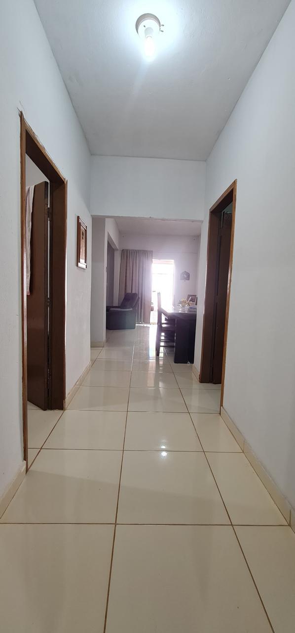 Este imóvel encantador oferece um lote generoso de 300 metros quadrados!