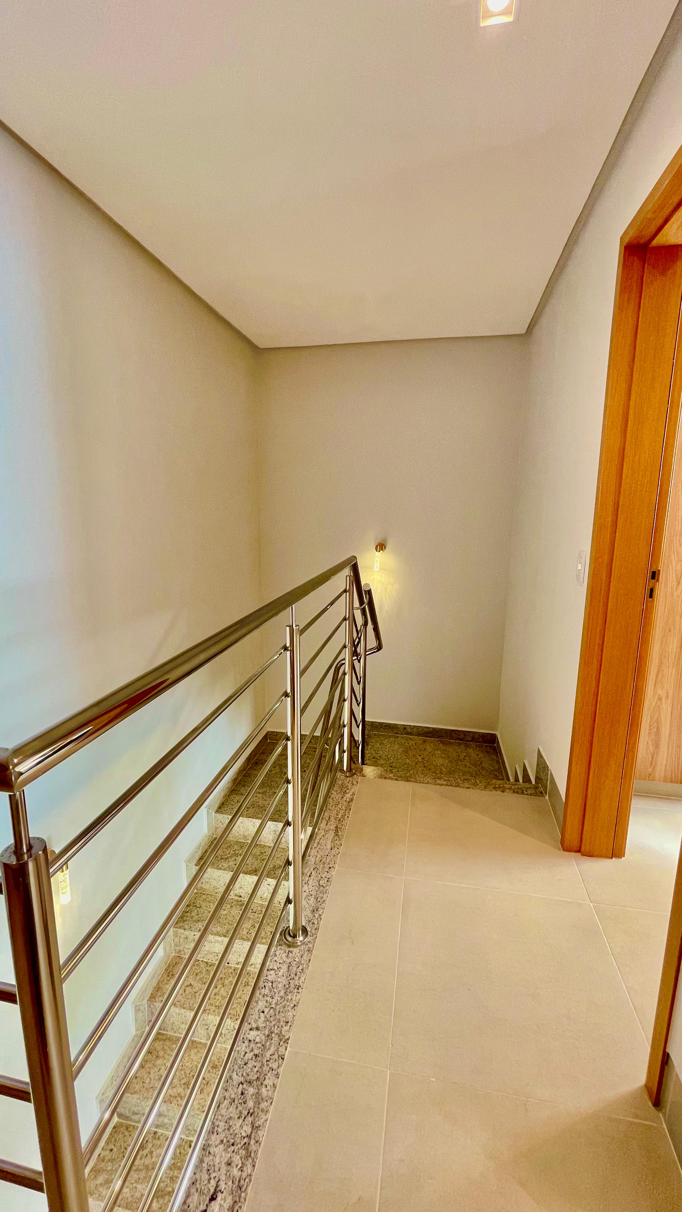 SOBRADO EM CONDOMÍNIO FECHADO INDIVIDUAL À VENDA – MODERNO, AMPLO E ELEGANTE!