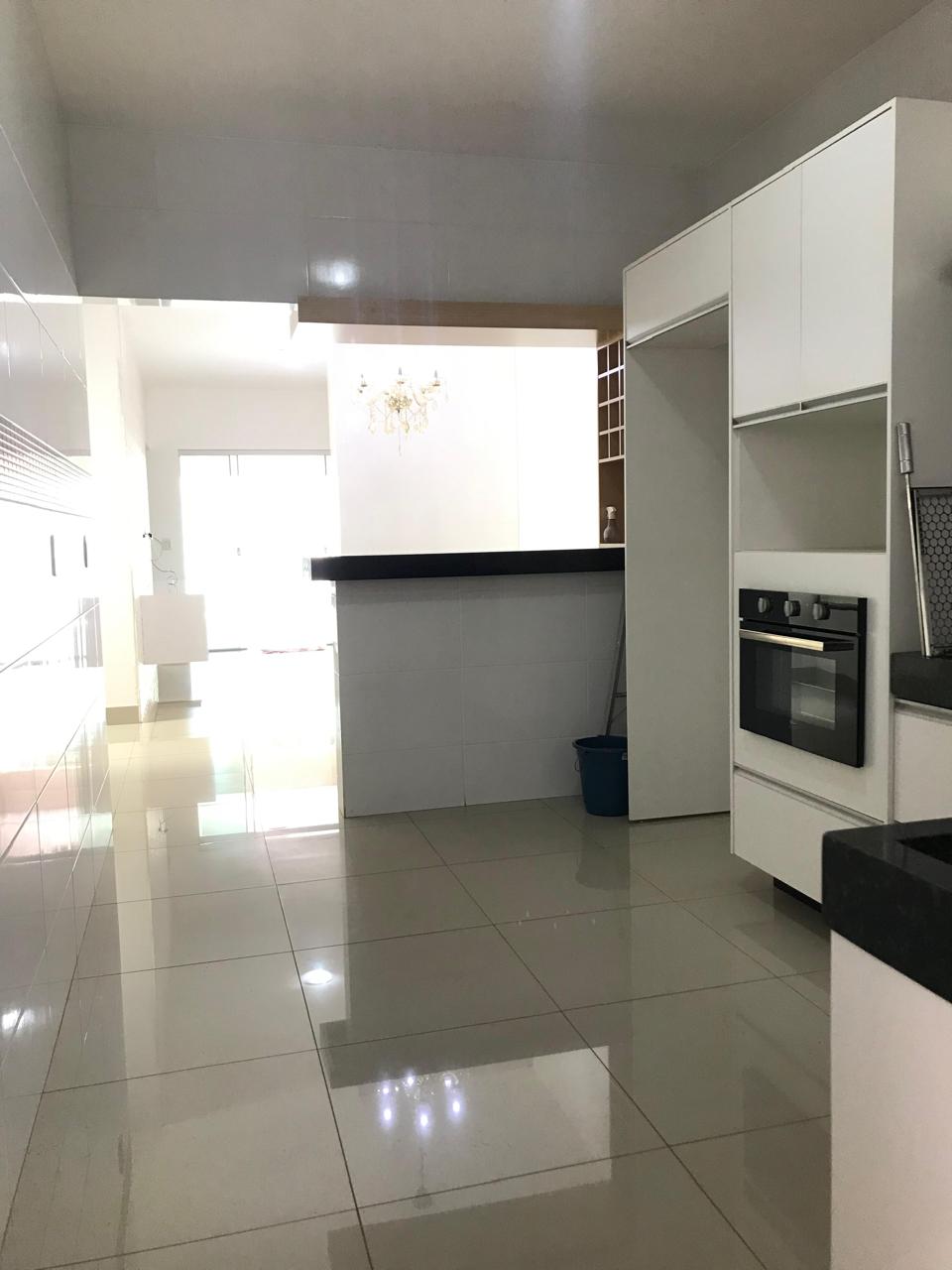 PORCELANATO, ARMÁRIOS E A SUA CHURRASQUEIRA