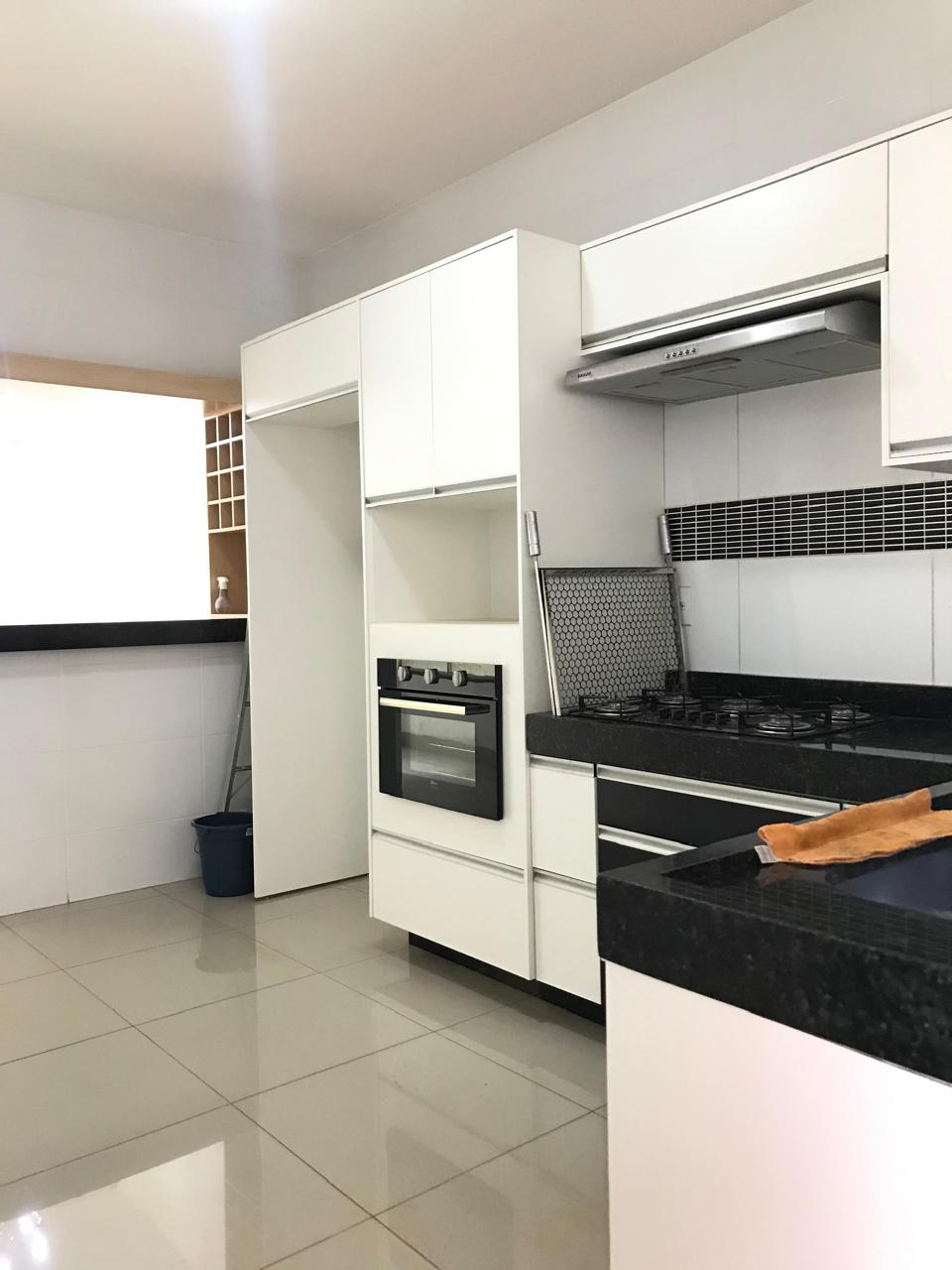 PORCELANATO, ARMÁRIOS E A SUA CHURRASQUEIRA