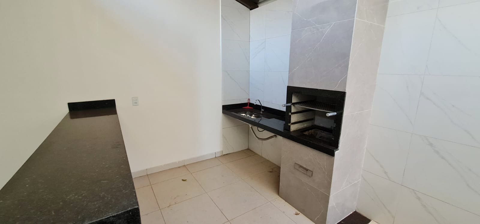 PORCELANATO, ARMÁRIOS E A SUA CHURRASQUEIRA