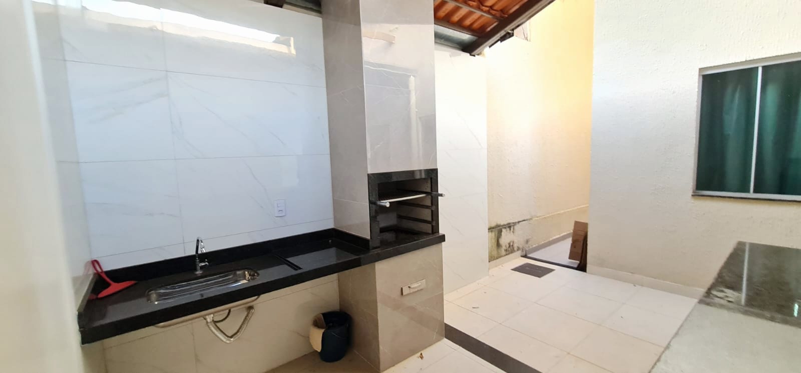 PORCELANATO, ARMÁRIOS E A SUA CHURRASQUEIRA