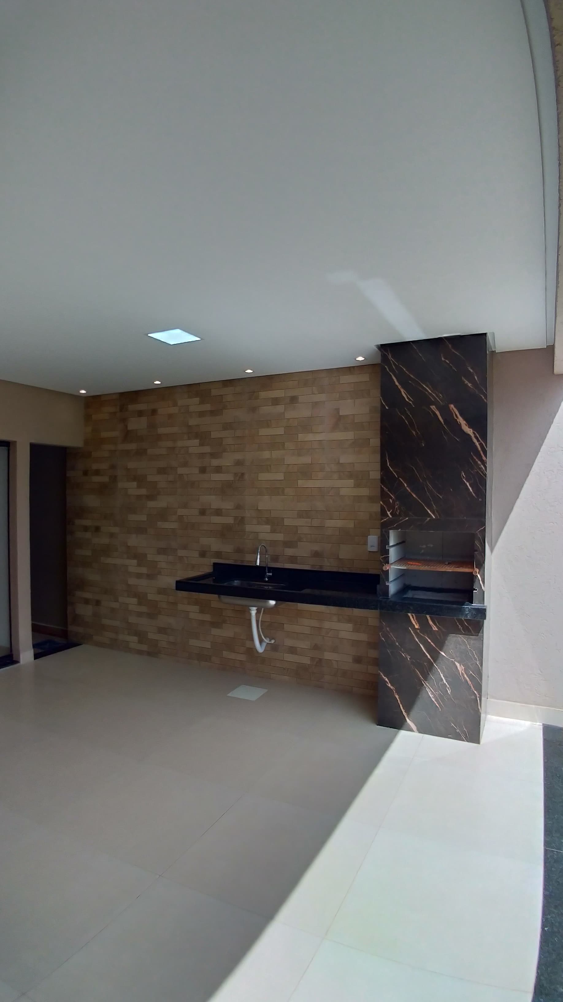VENDO CASA DE 3 QUARTOS NA MELHOR LOCALIZAÇÃO da região do Setor NOVO PLANALTO - GOIÂNIA.