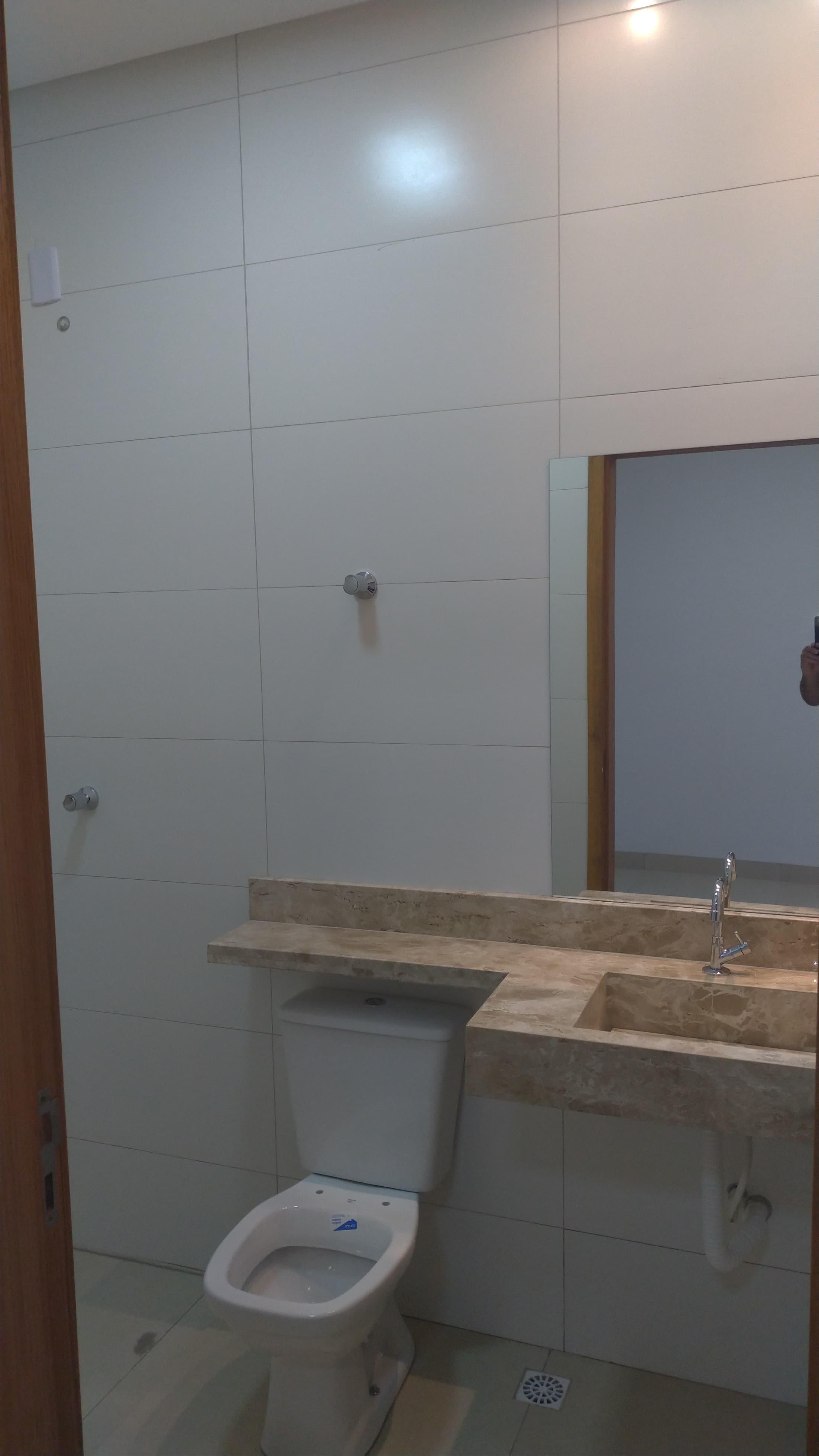 VENDO CASA DE 3 QUARTOS NA MELHOR LOCALIZAÇÃO da região do Setor NOVO PLANALTO - GOIÂNIA.