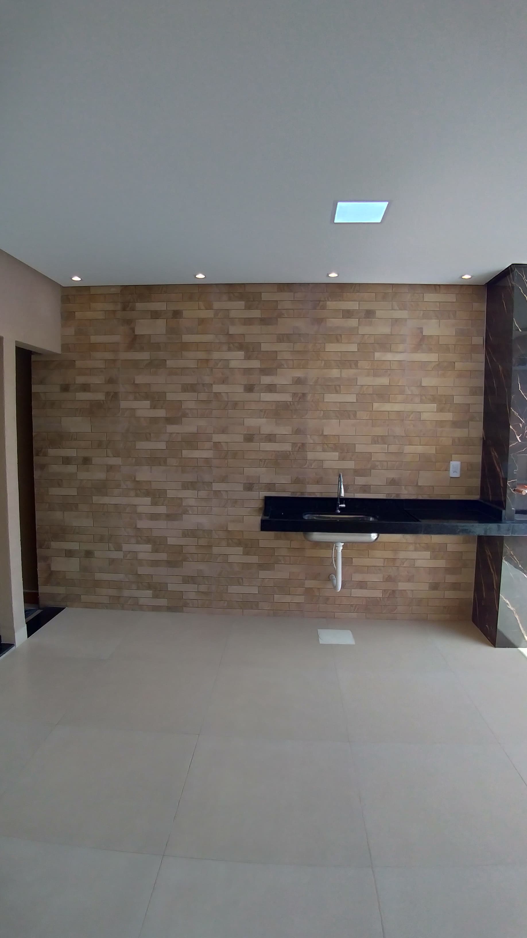 VENDO CASA DE 3 QUARTOS NA MELHOR LOCALIZAÇÃO da região do Setor NOVO PLANALTO - GOIÂNIA.