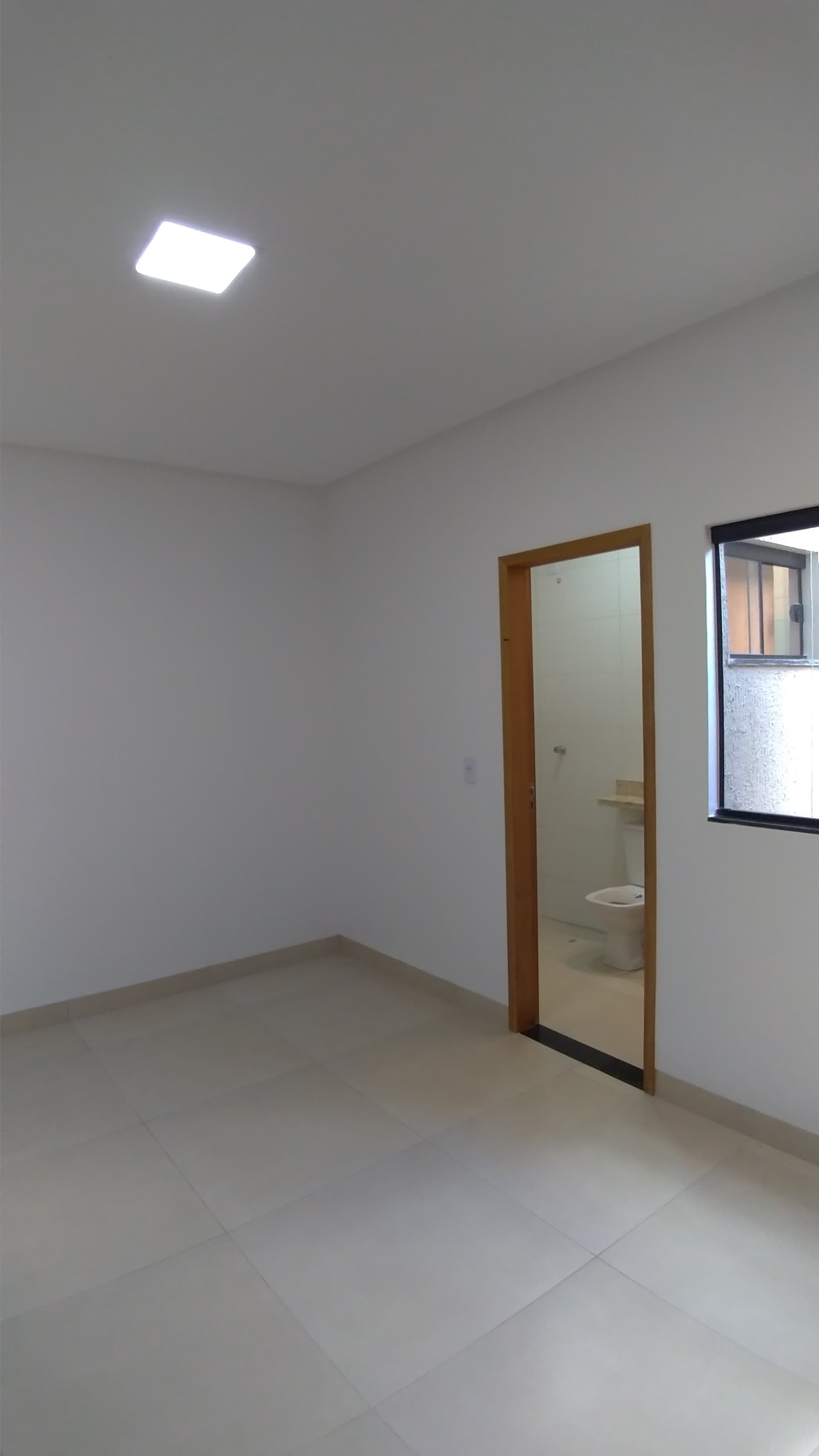 VENDO CASA DE 3 QUARTOS NA MELHOR LOCALIZAÇÃO da região do Setor NOVO PLANALTO - GOIÂNIA.