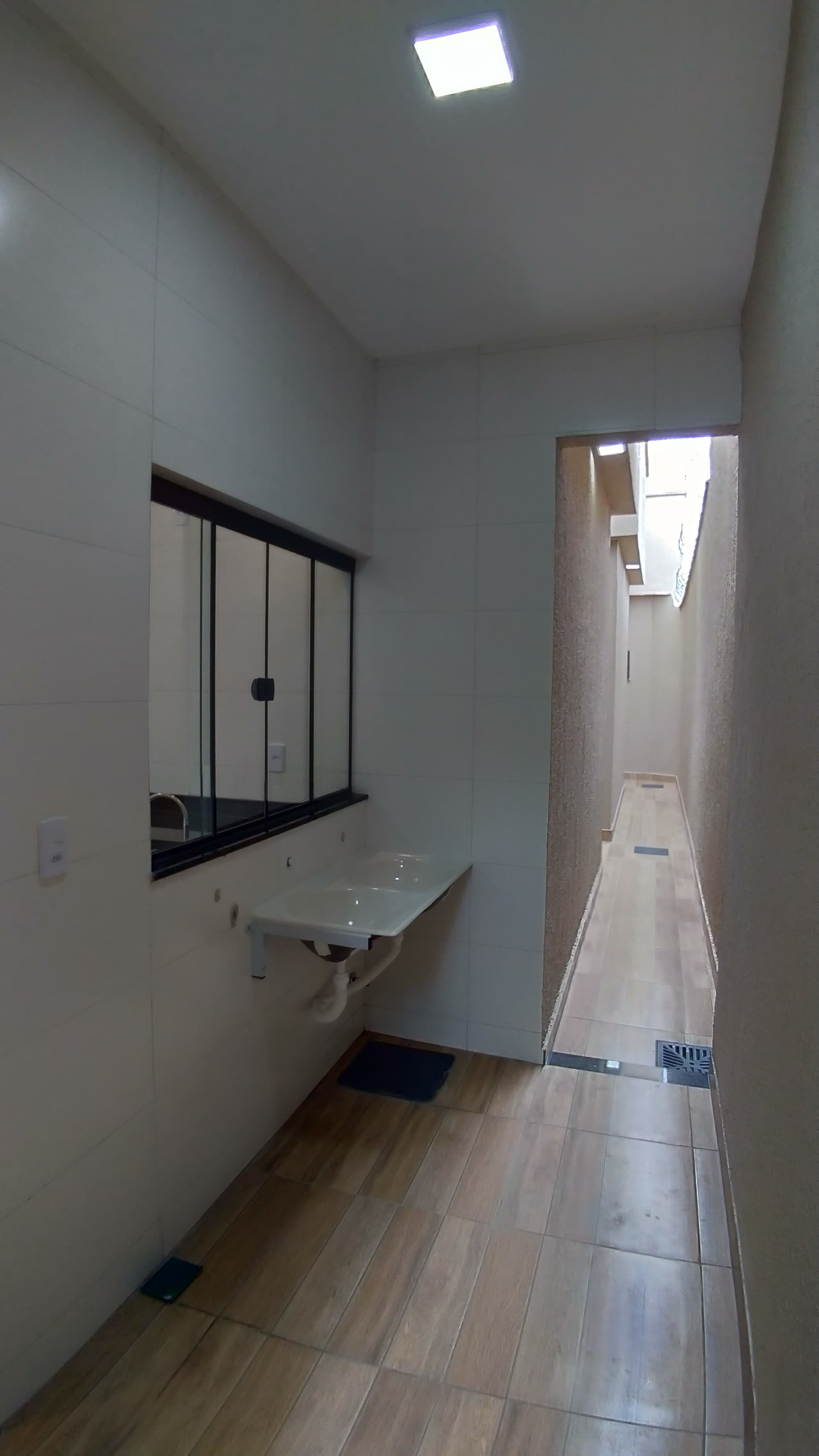 VENDO CASA DE 3 QUARTOS NA MELHOR LOCALIZAÇÃO da região do Setor NOVO PLANALTO - GOIÂNIA.