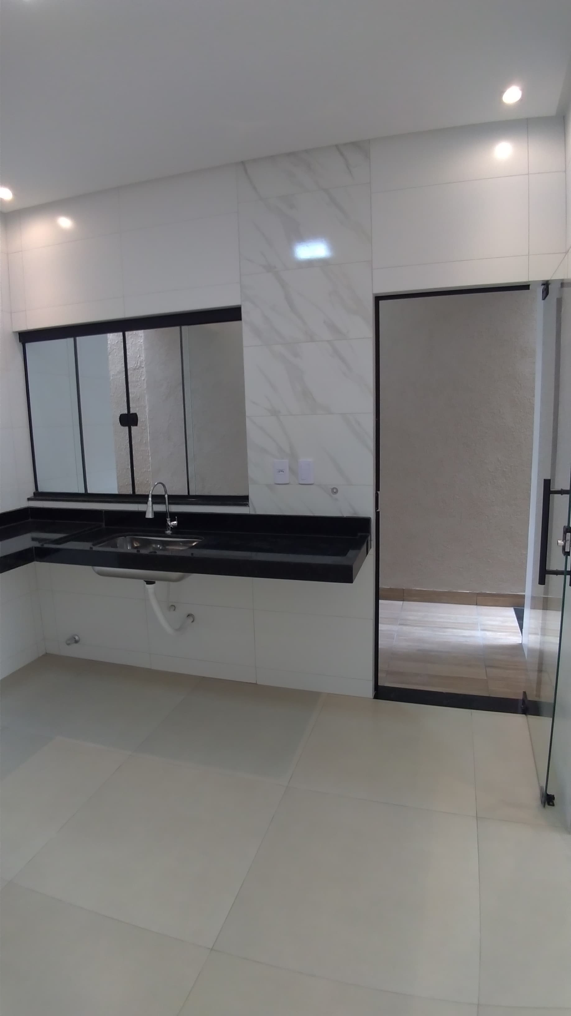 VENDO CASA DE 3 QUARTOS NA MELHOR LOCALIZAÇÃO da região do Setor NOVO PLANALTO - GOIÂNIA.