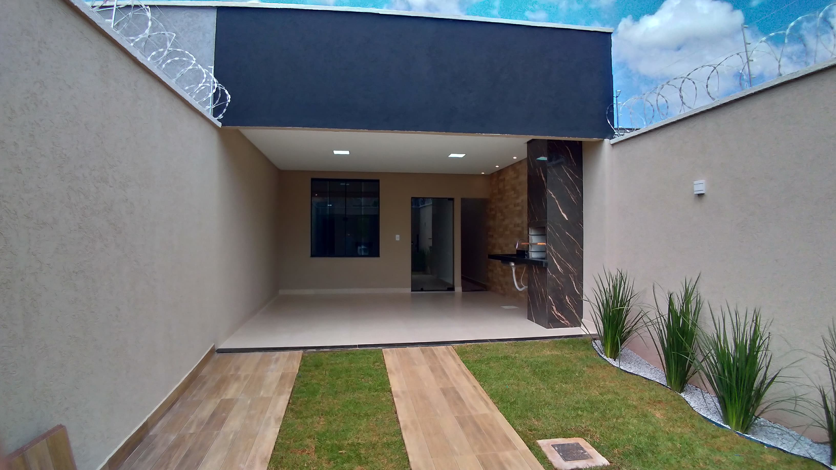 VENDO CASA DE 3 QUARTOS NA MELHOR LOCALIZAÇÃO da região do Setor NOVO PLANALTO - GOIÂNIA.