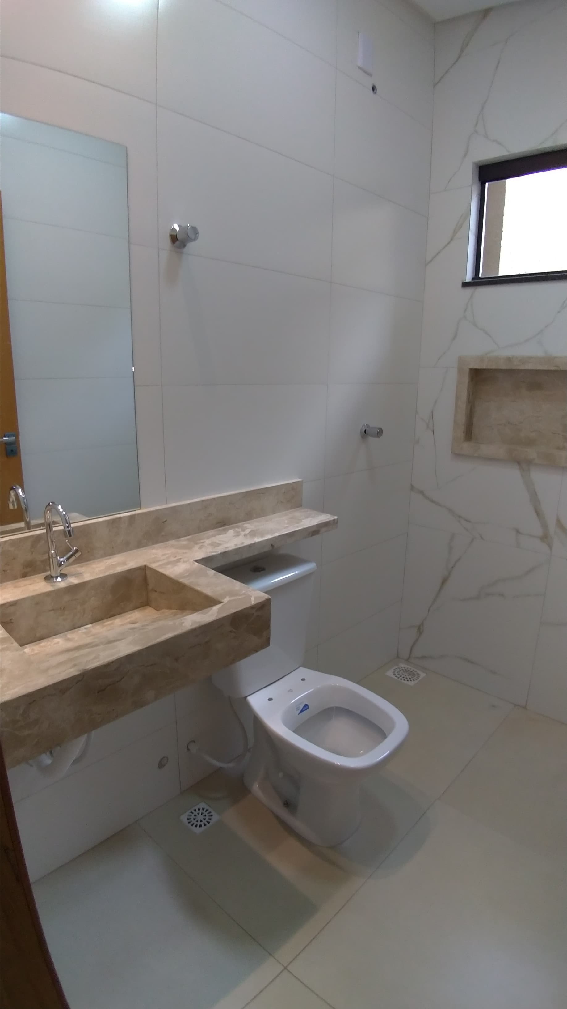 VENDO CASA DE 3 QUARTOS NA MELHOR LOCALIZAÇÃO da região do Setor NOVO PLANALTO - GOIÂNIA.