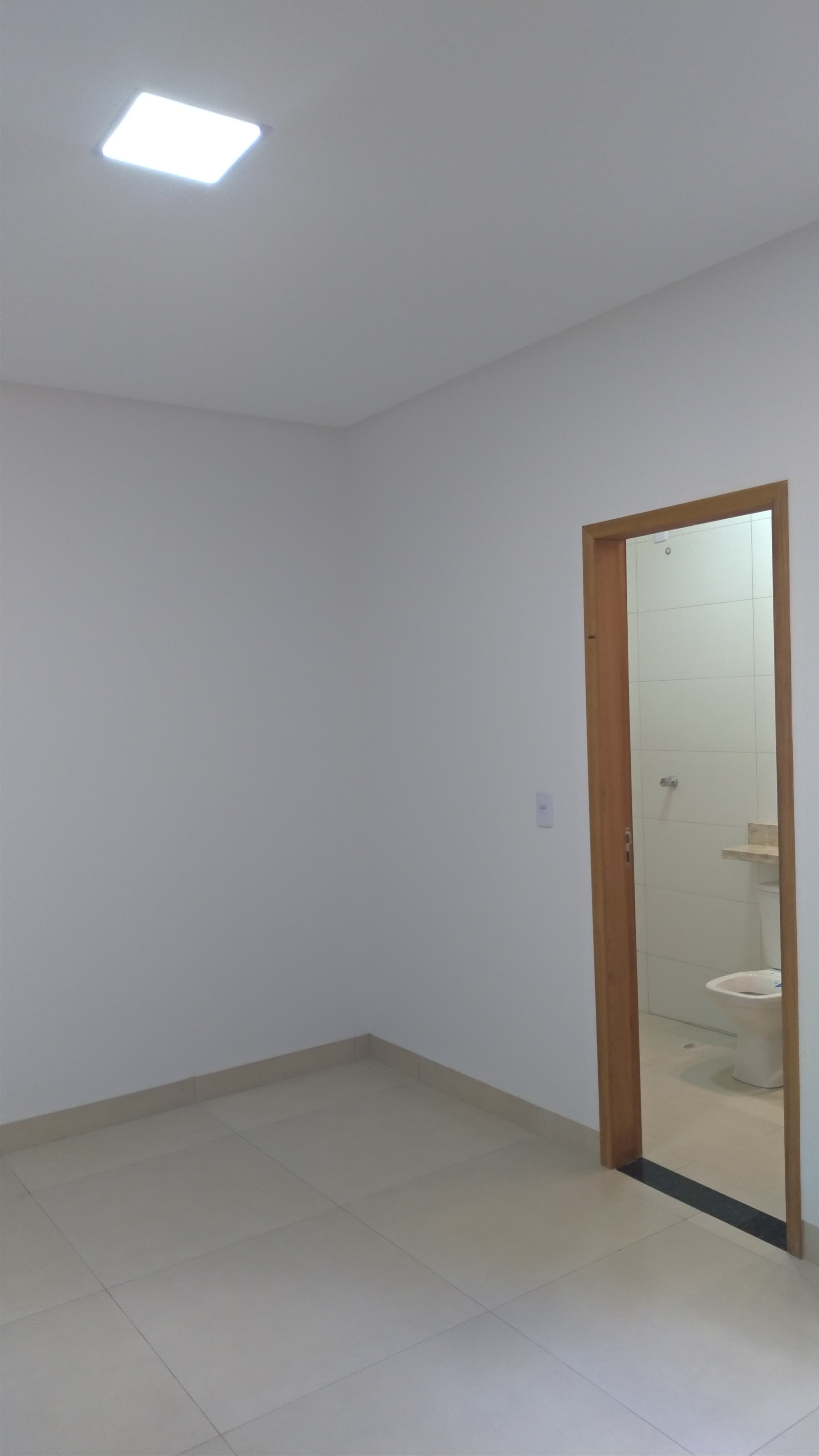 VENDO CASA DE 3 QUARTOS NA MELHOR LOCALIZAÇÃO da região do Setor NOVO PLANALTO - GOIÂNIA.