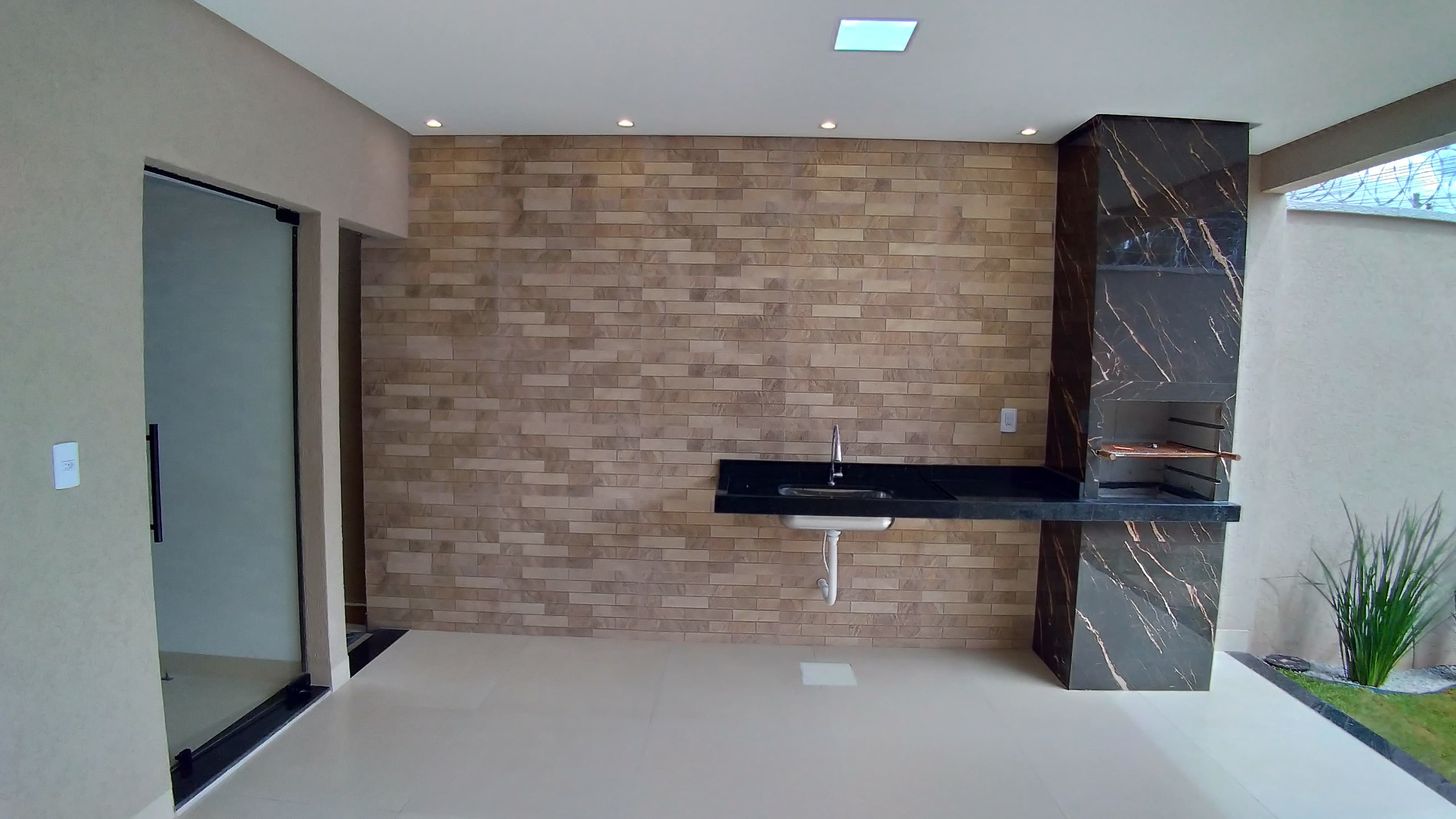 VENDO CASA DE 3 QUARTOS NA MELHOR LOCALIZAÇÃO da região do Setor NOVO PLANALTO - GOIÂNIA.
