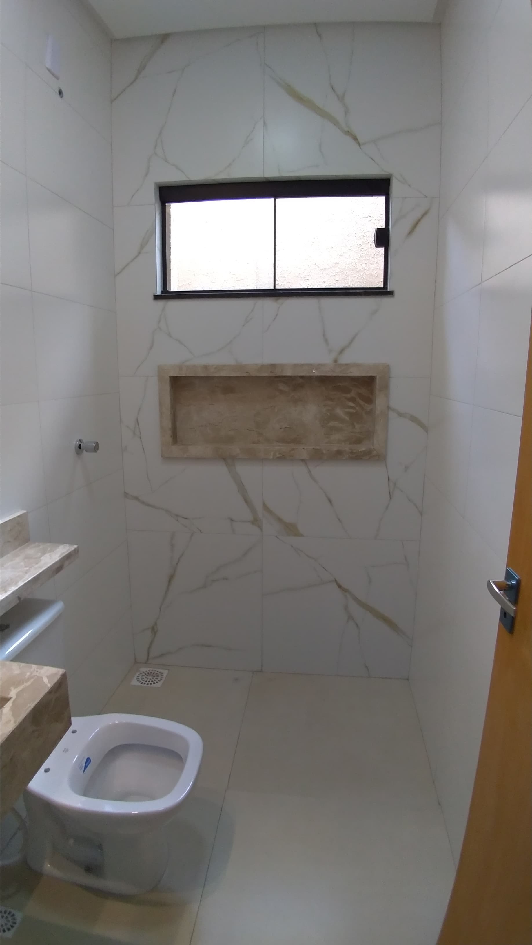 VENDO CASA DE 3 QUARTOS NA MELHOR LOCALIZAÇÃO da região do Setor NOVO PLANALTO - GOIÂNIA.
