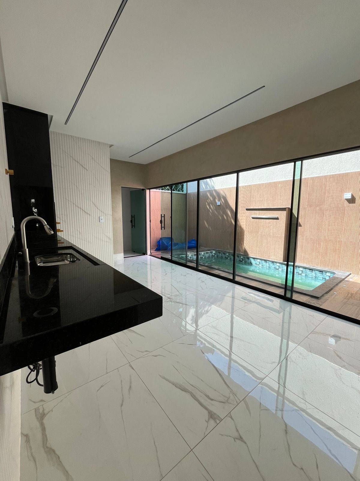 Piscina aquecida com hidromassagem e cascata.