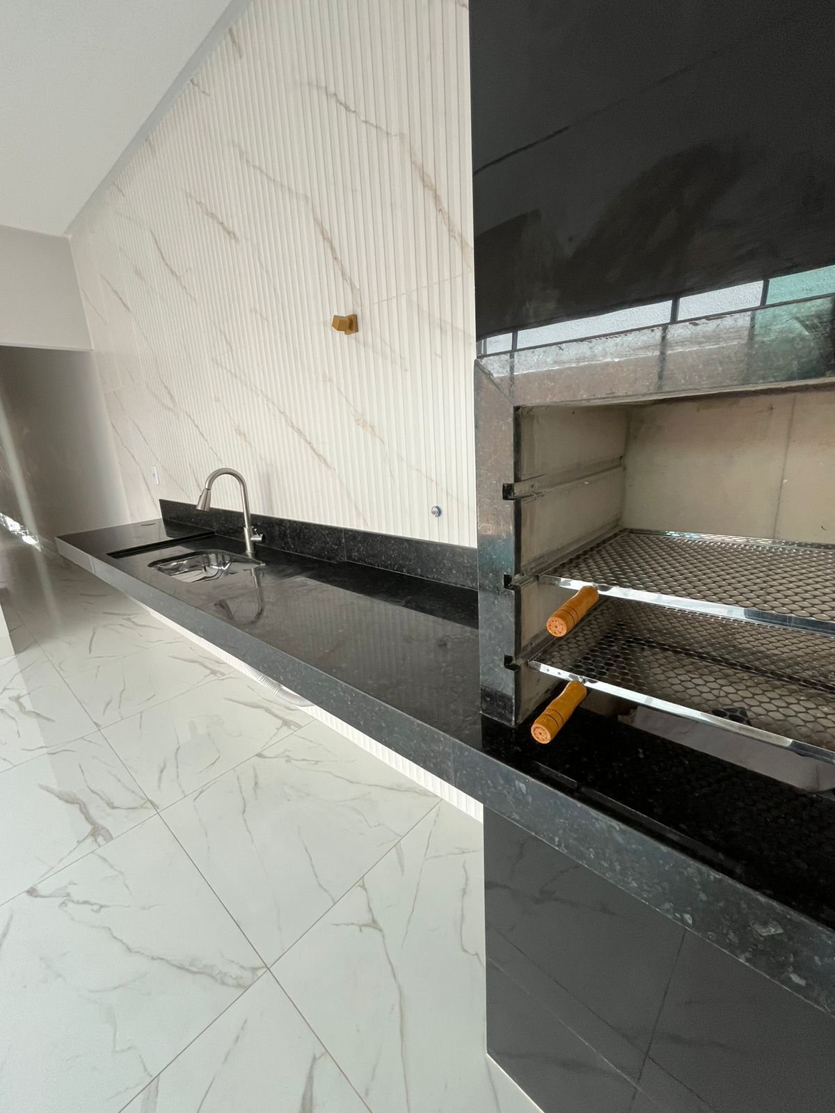Piscina aquecida com hidromassagem e cascata.