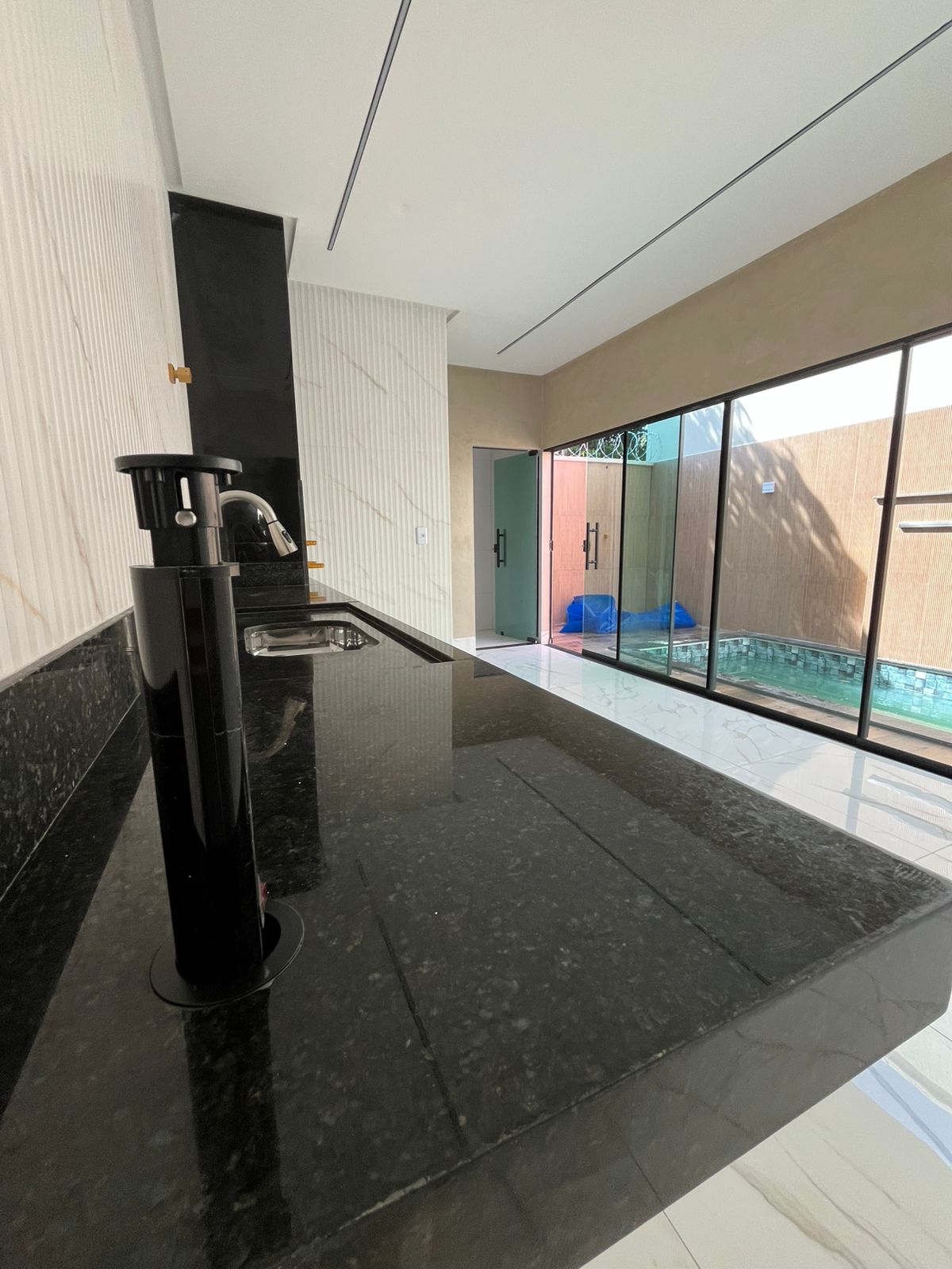 Piscina aquecida com hidromassagem e cascata.