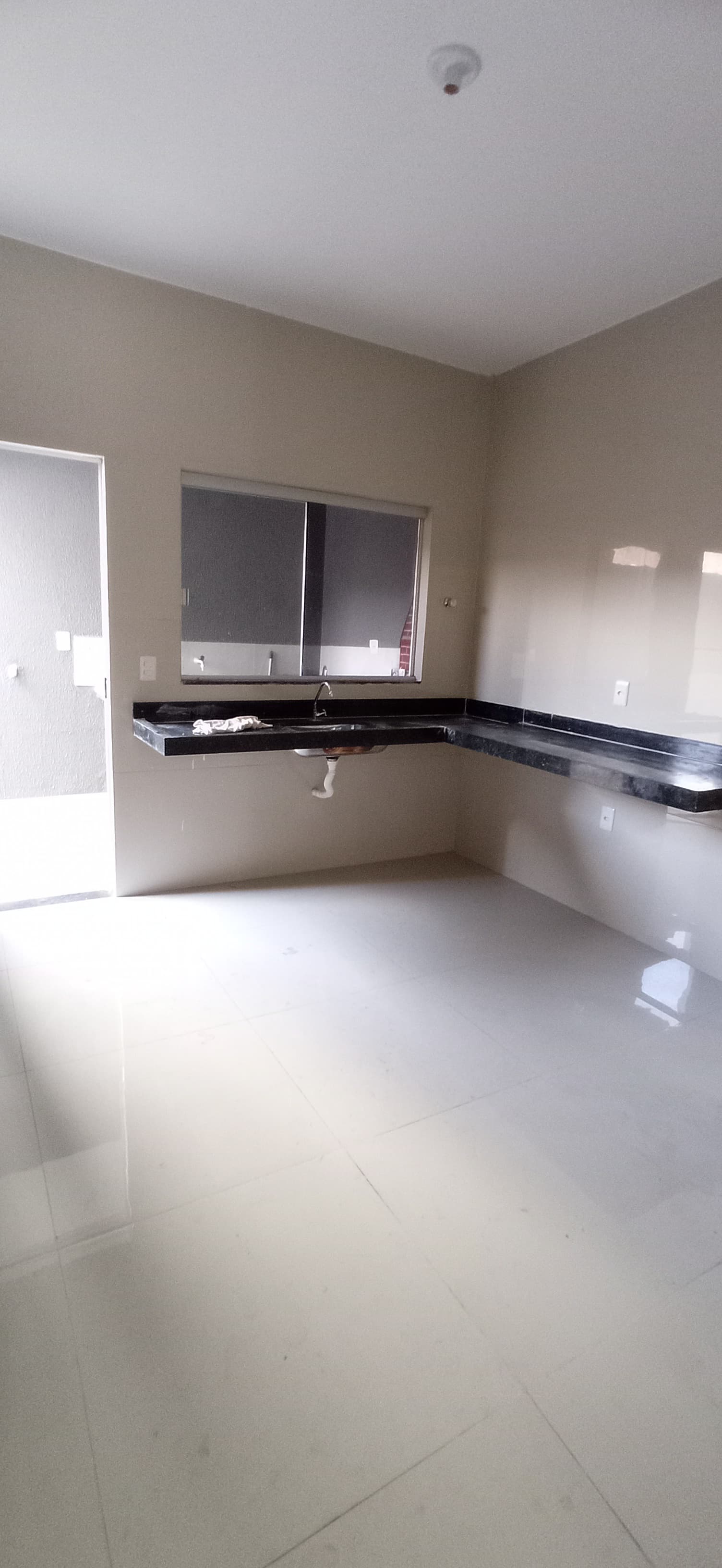 Casa disponível para venda, aceita financiamento.