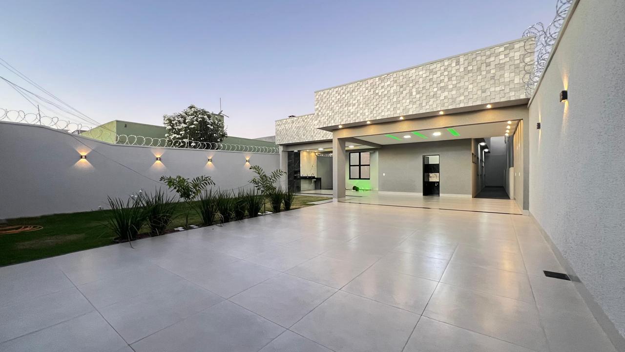 Casa auto padrão com 03 suítes disponível para venda, aceita financiamento.